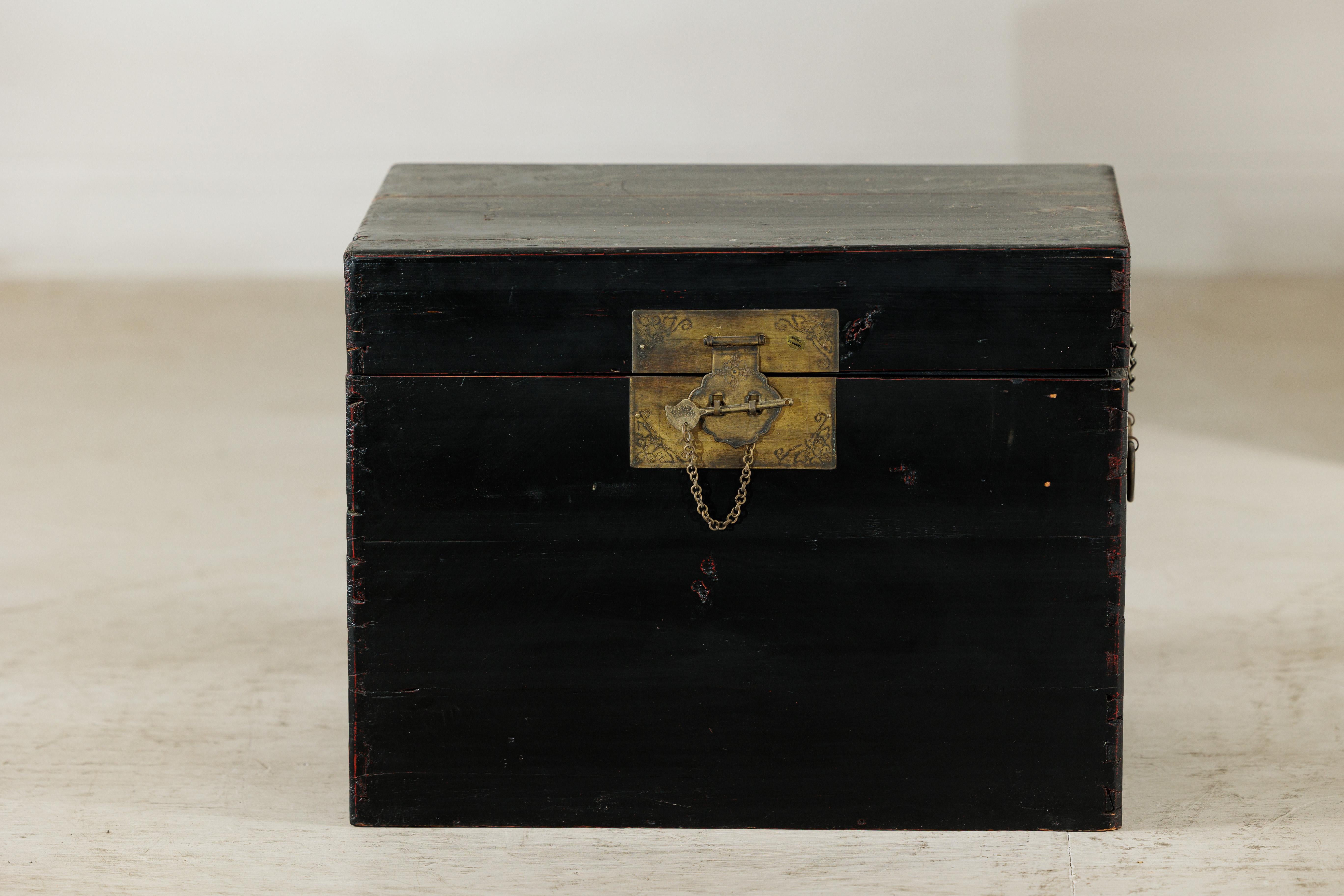 Baule cinese d'epoca laccato nero con hardware in ottone e maniglie laterali in vendita 6