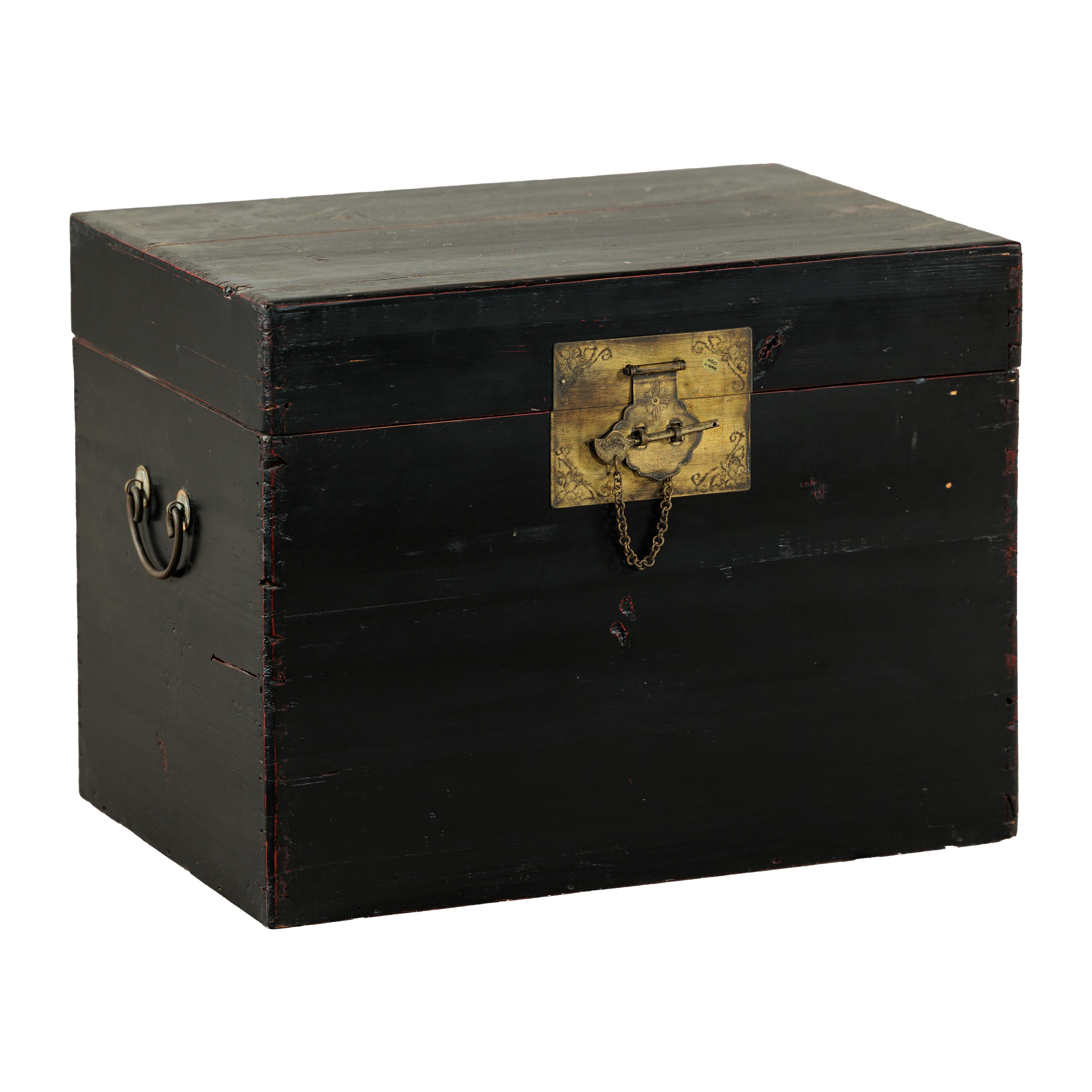 Baule cinese d'epoca laccato nero con hardware in ottone e maniglie laterali in vendita 7