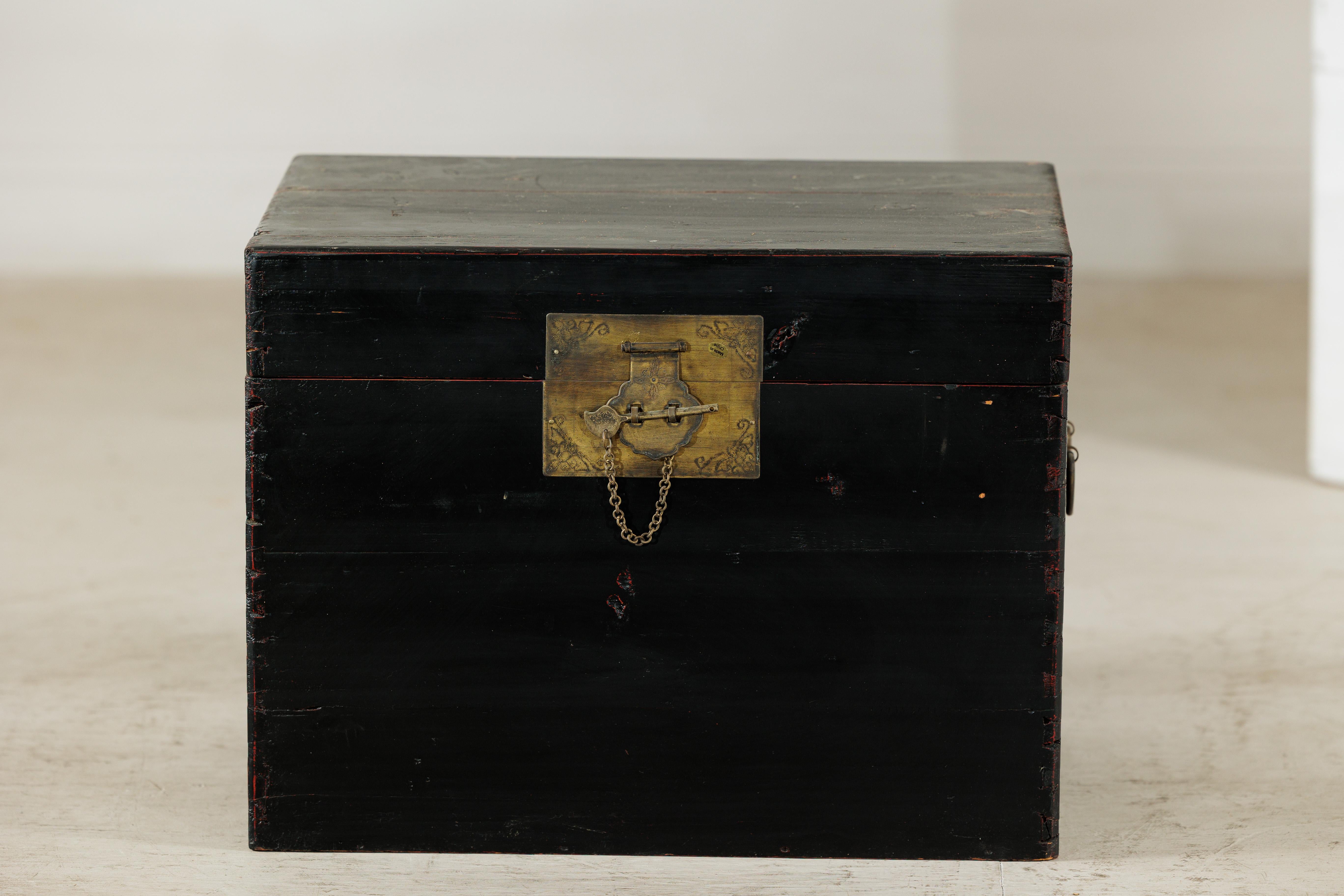 Laccato Baule cinese d'epoca laccato nero con hardware in ottone e maniglie laterali in vendita