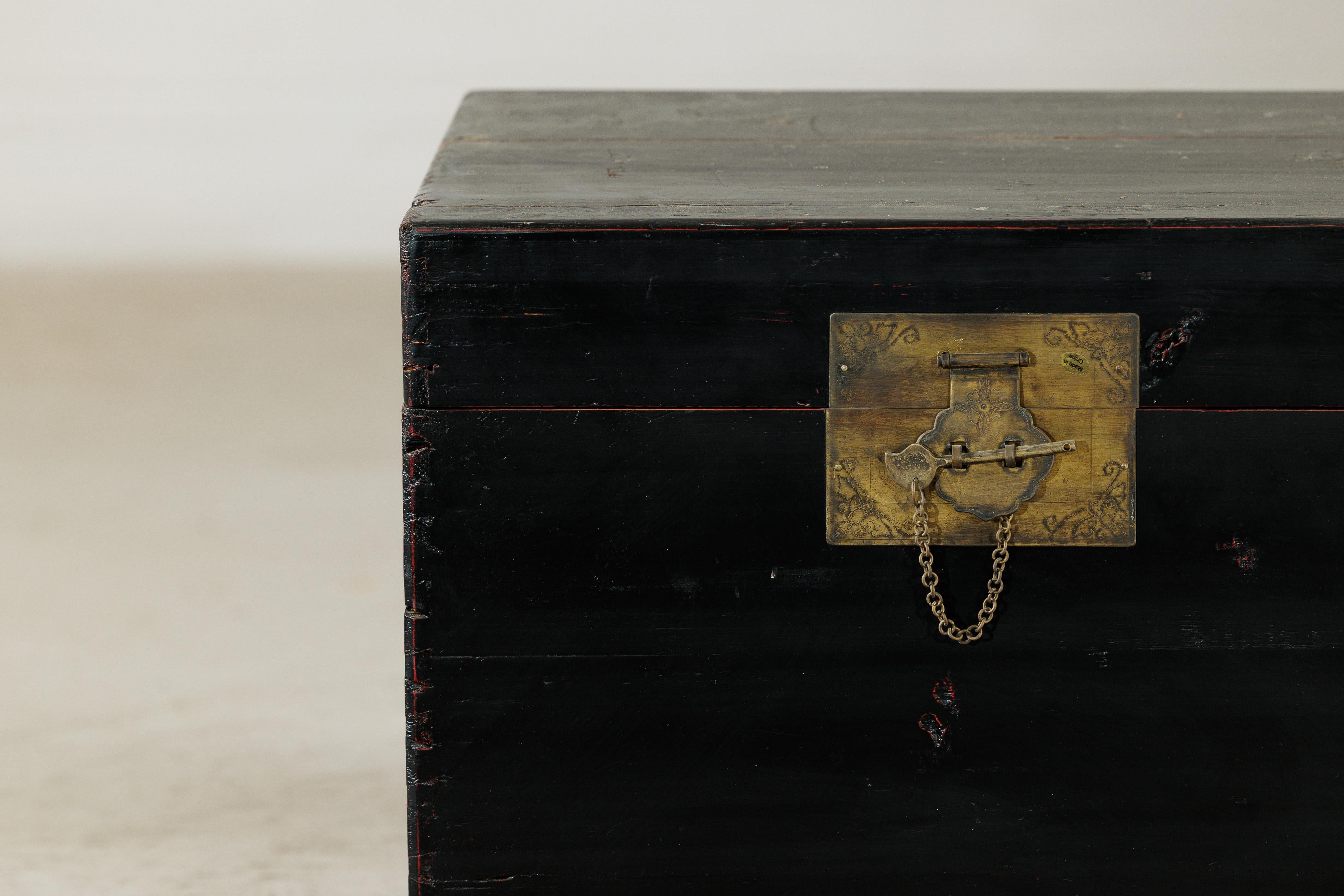 Baule cinese d'epoca laccato nero con hardware in ottone e maniglie laterali In condizioni buone in vendita a Yonkers, NY