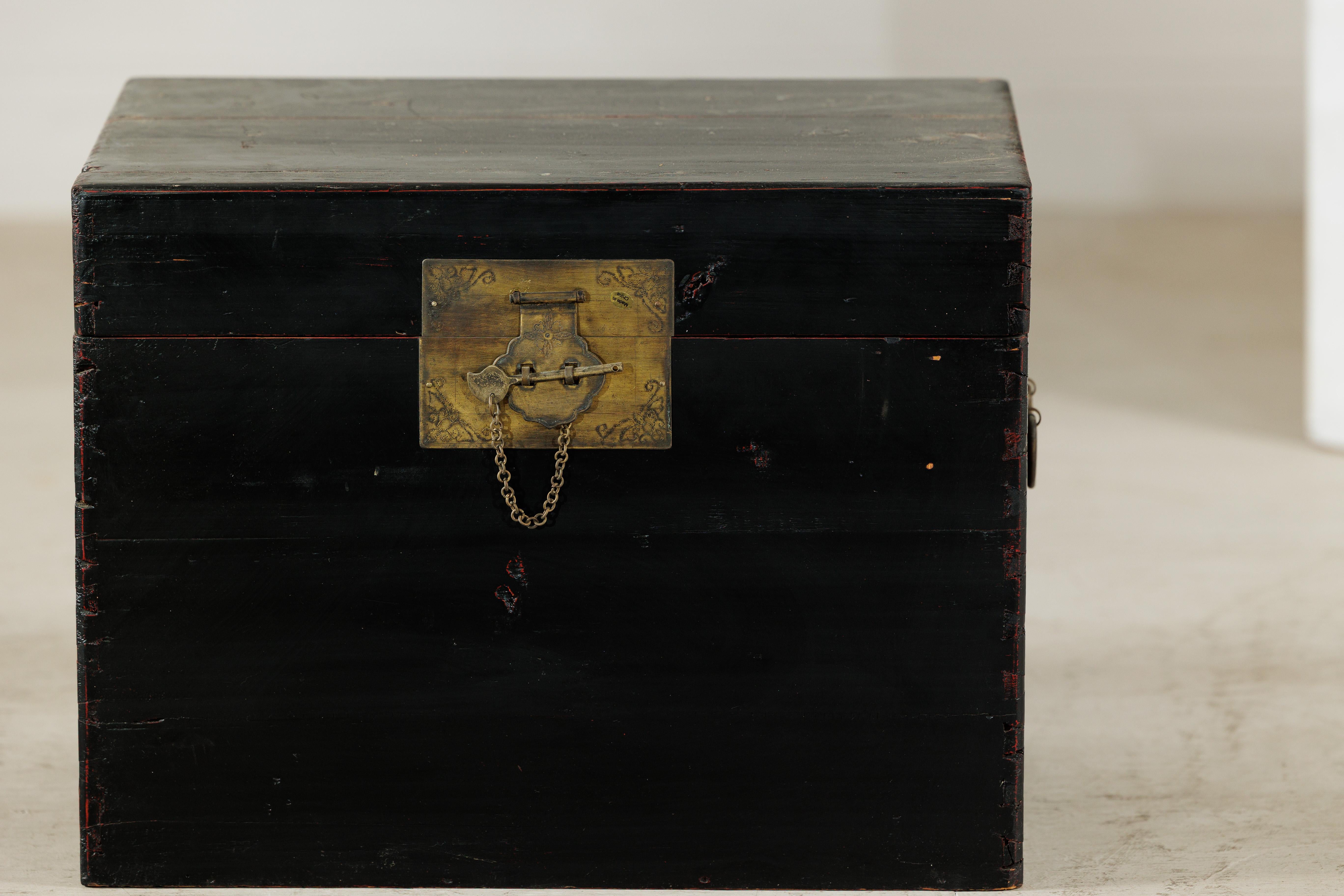 XX secolo Baule cinese d'epoca laccato nero con hardware in ottone e maniglie laterali in vendita
