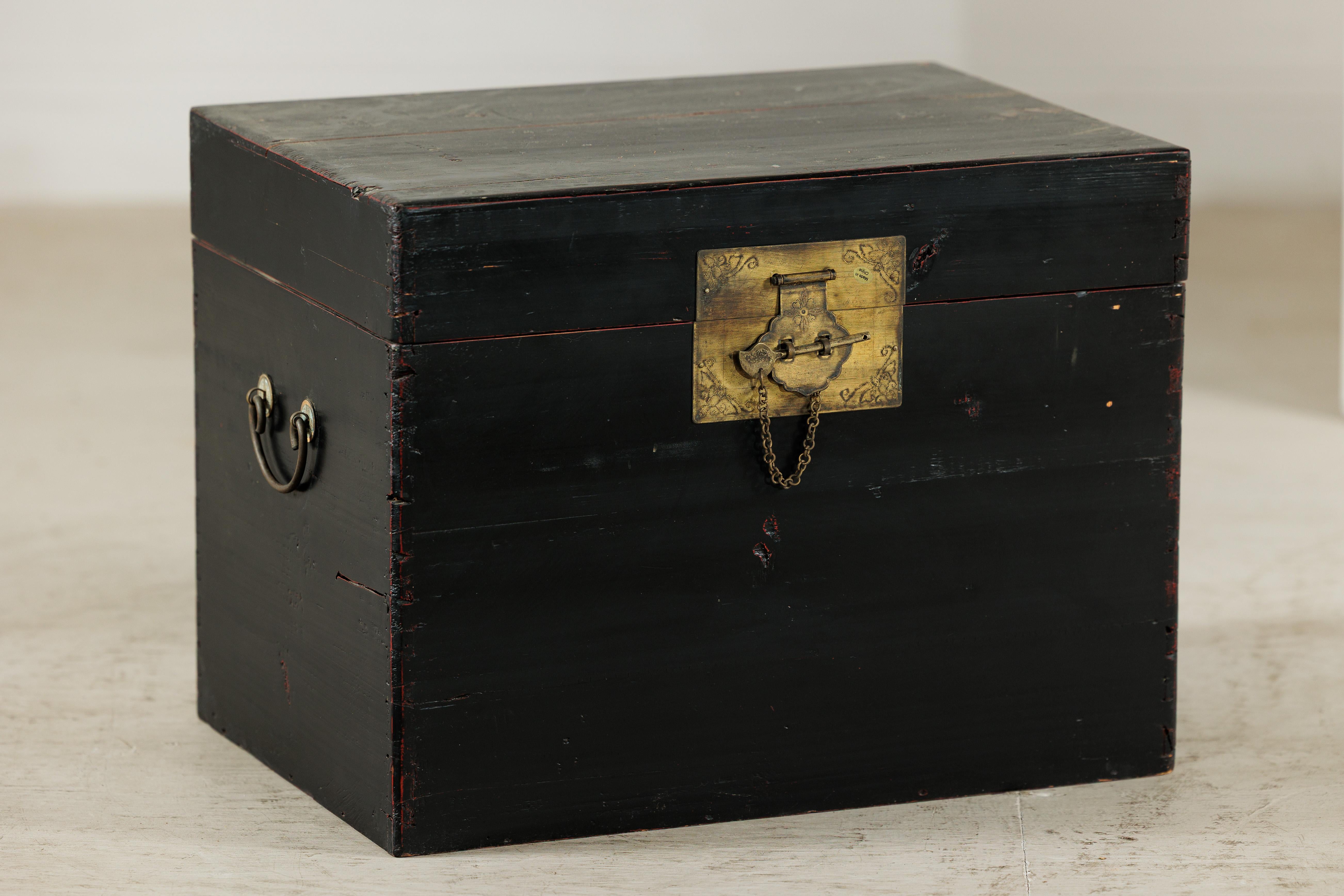 Ottone Baule cinese d'epoca laccato nero con hardware in ottone e maniglie laterali in vendita
