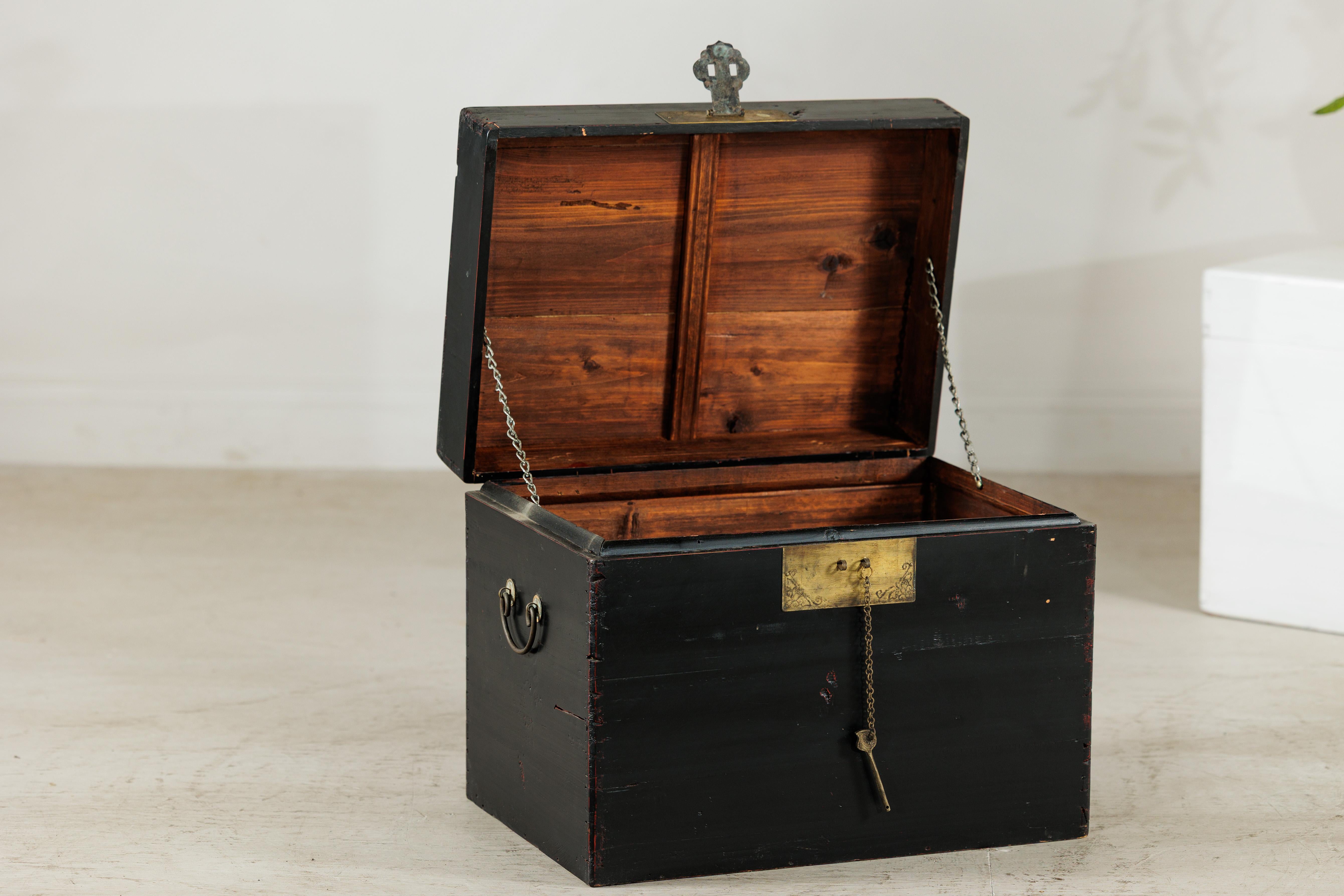Baule cinese d'epoca laccato nero con hardware in ottone e maniglie laterali in vendita 1