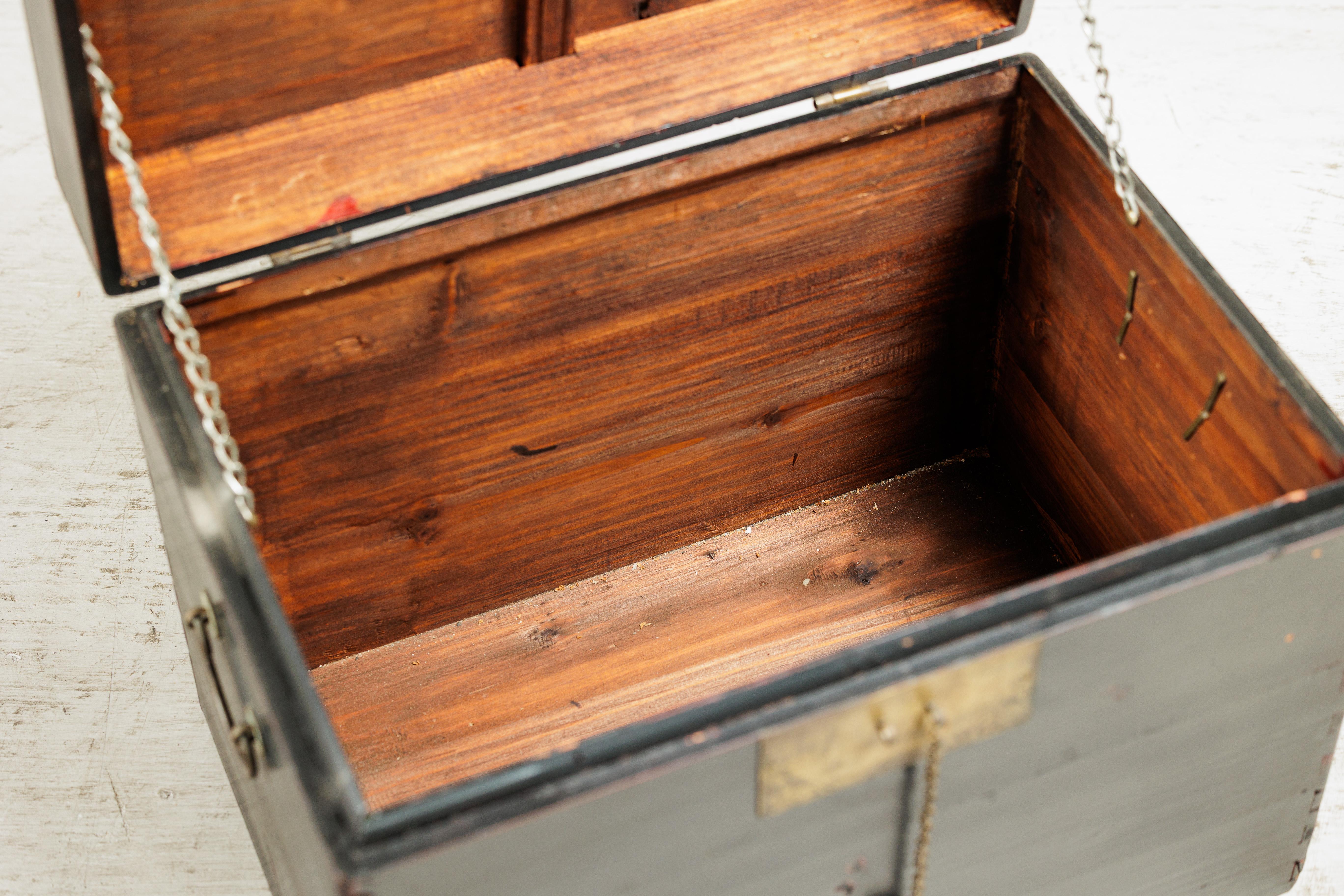 Baule cinese d'epoca laccato nero con hardware in ottone e maniglie laterali in vendita 2