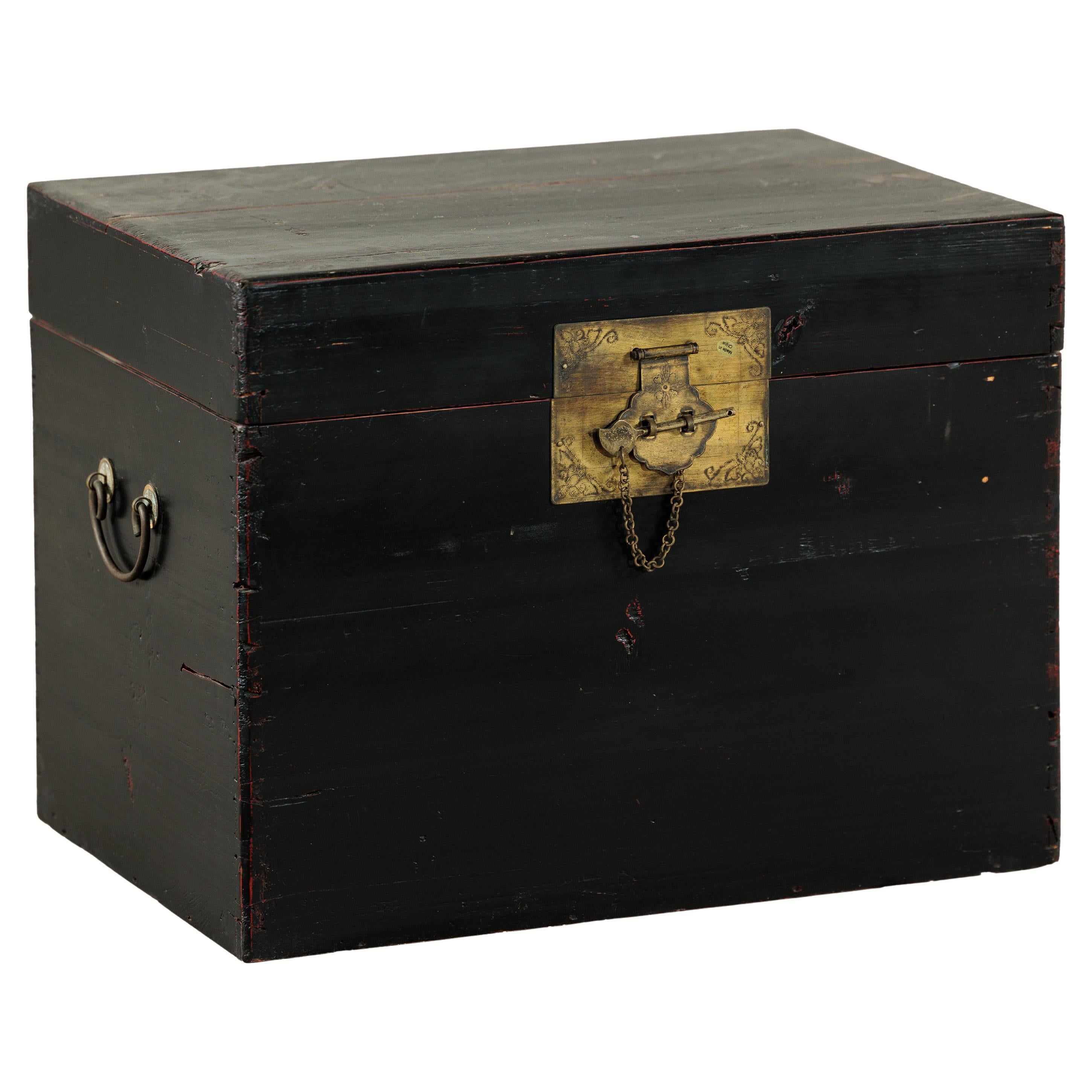 Baule cinese d'epoca laccato nero con hardware in ottone e maniglie laterali
