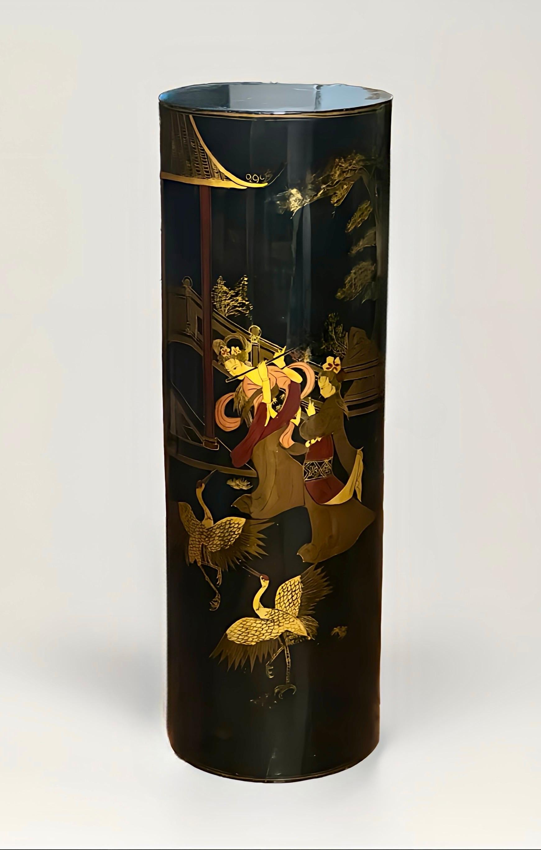 Chinesischer, schwarz lackierter, zylindrischer Holzsockel, 1960er Jahre.

Exquisiter Sockel mit einer Szene, die elegante Damen in einem Gartenpavillon mit Vögeln, Architektur und Bäumen zeigt. Ein malerisches Werk mit schönen Farben vor dem