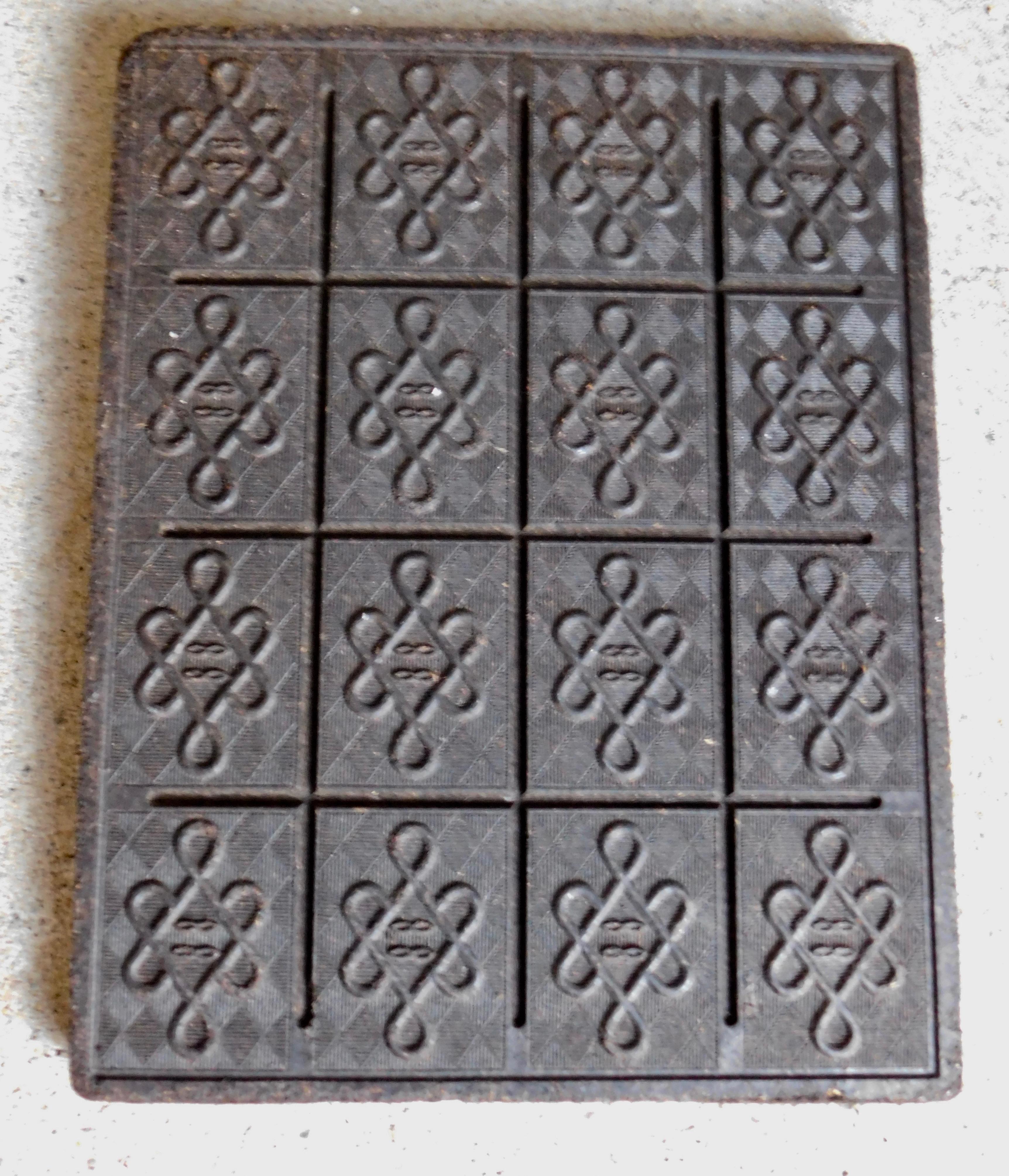 Brick tea made by Yang Lou Dong Brick Tea Factory (??????), Hubei, China (1949-1953). Tea bricks have been used as a means of payment from 9th to 20th century in China, Mongolia, Siberia, Tibet, Turkmenistan and Russia. 
 The design on the front