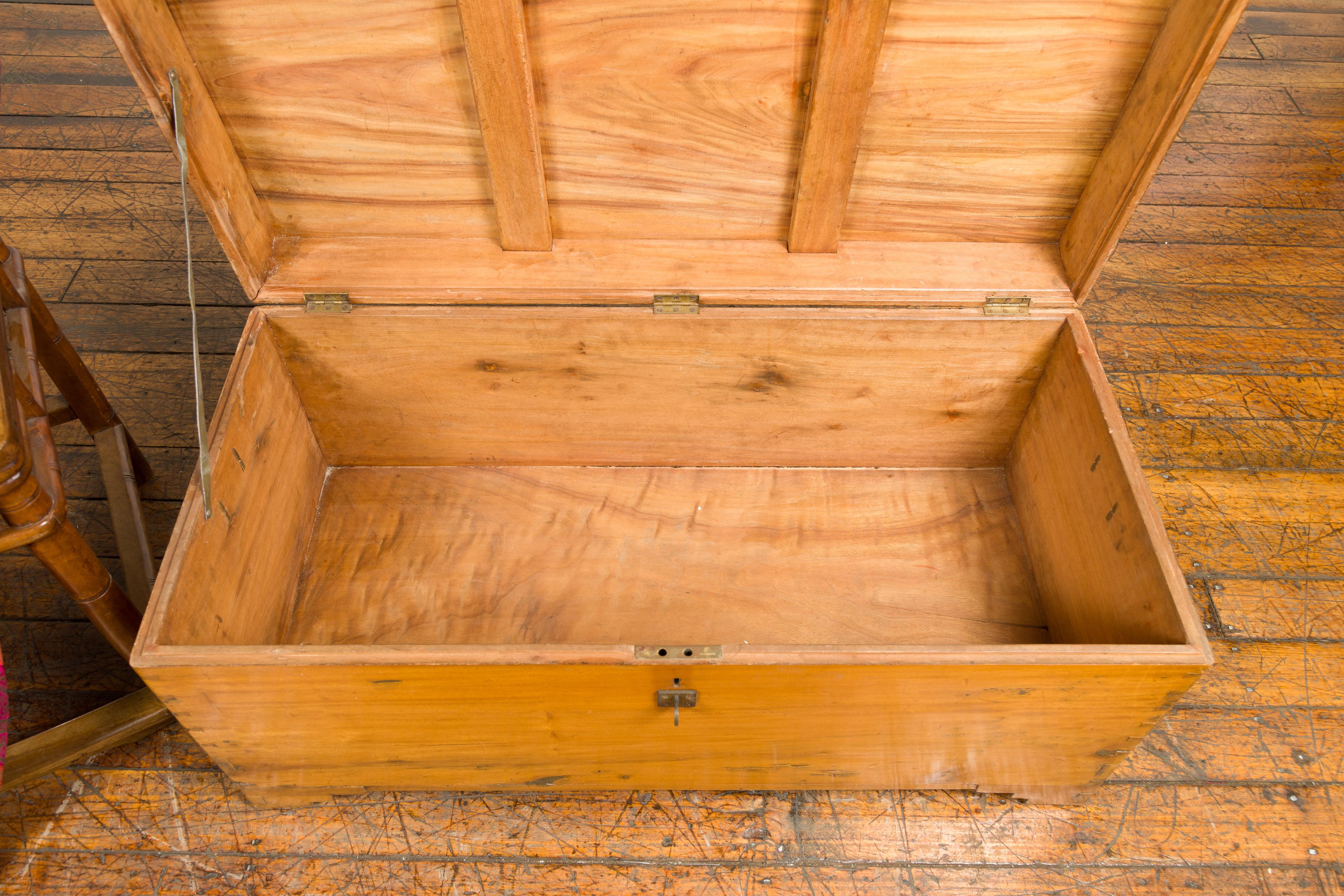 Vintage Chest with Carved Seashells on Lid For Sale 6