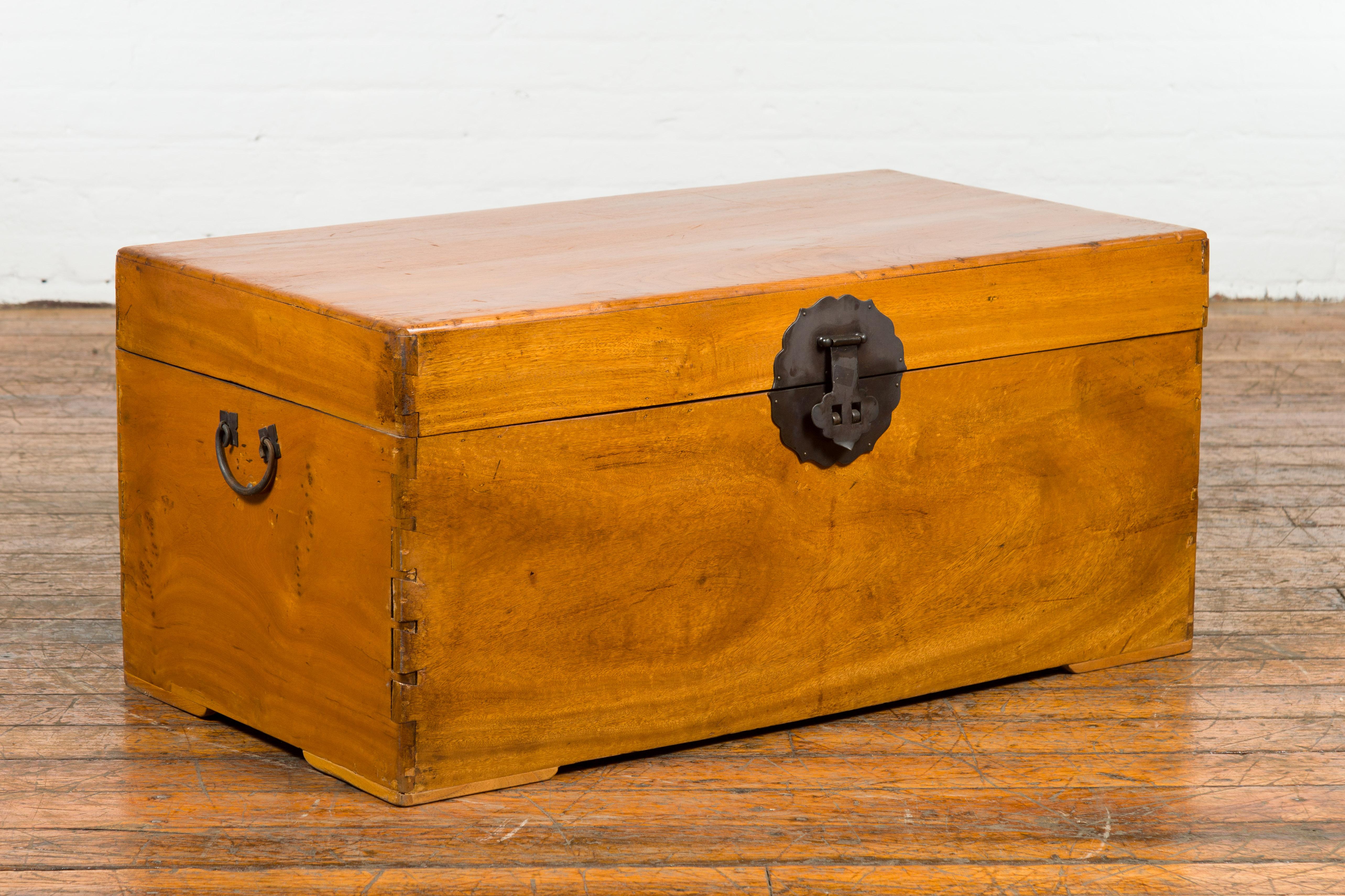 20th Century Vintage Chinese Blanket Chest with Lateral Handles and Dovetail Construction