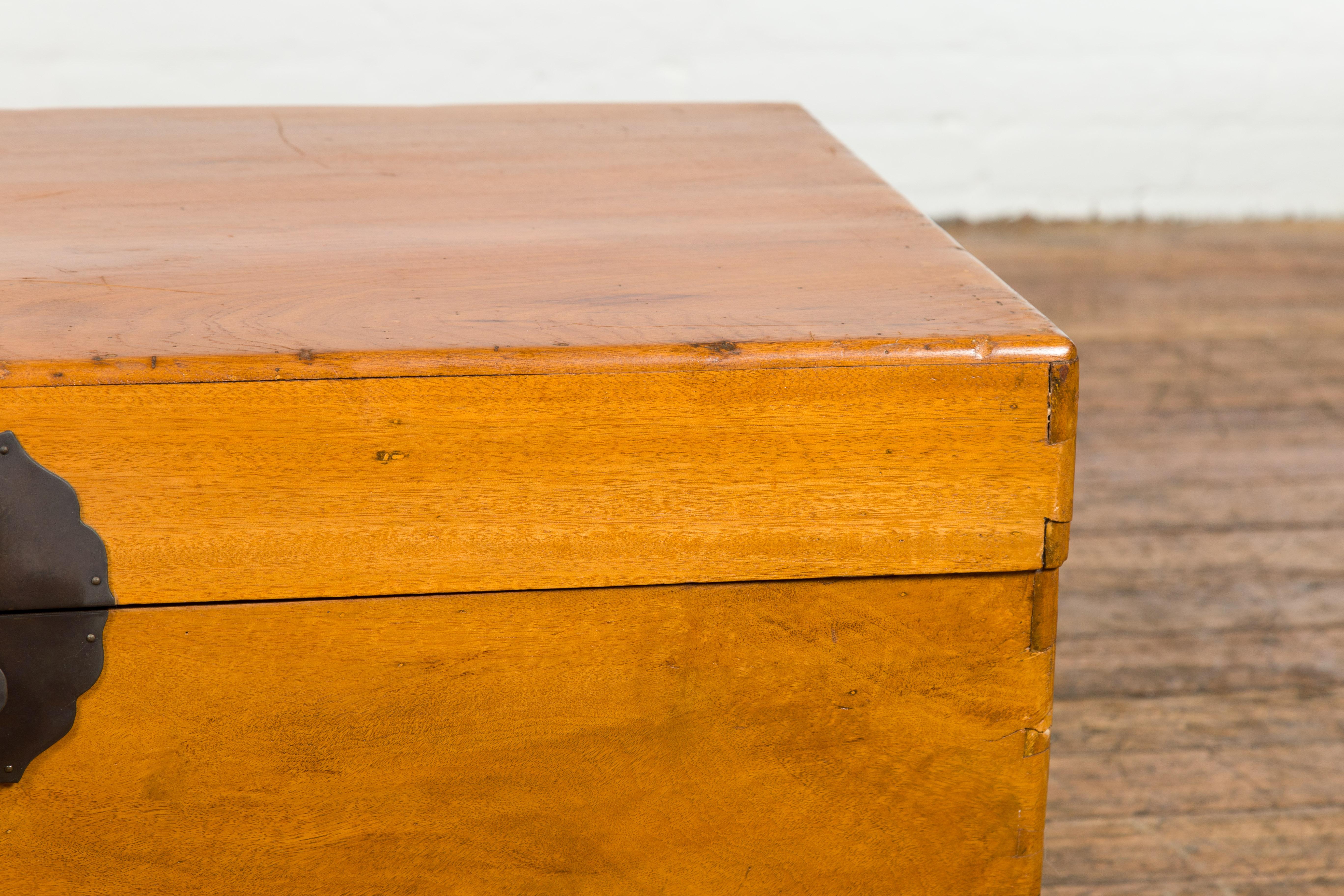 Vintage Chinese Blanket Chest with Lateral Handles and Dovetail Construction 2