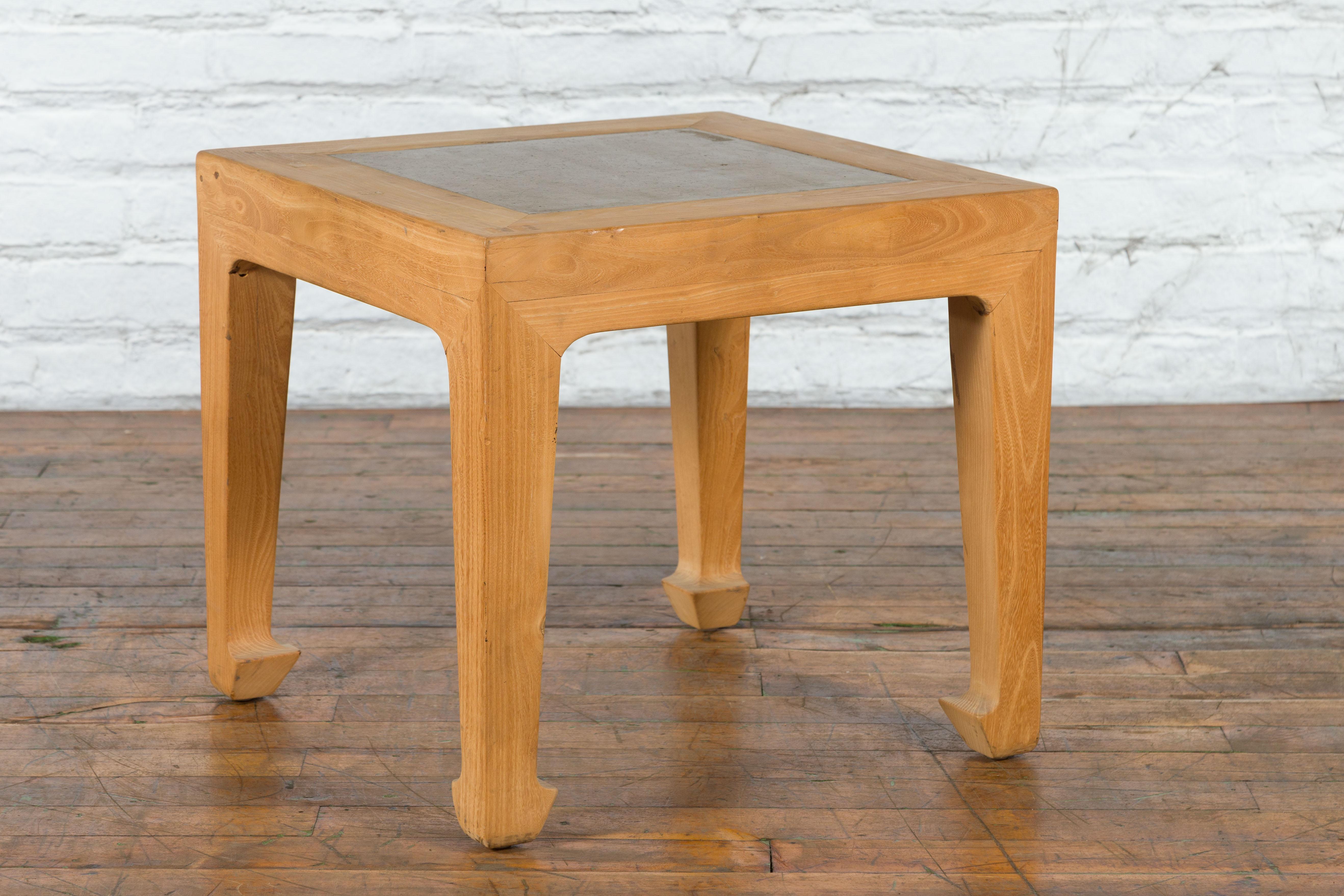 Table d'appoint chinoise carrée en bois d'orme blanchi avec plateau en carreaux de pierre insérés Bon état - En vente à Yonkers, NY