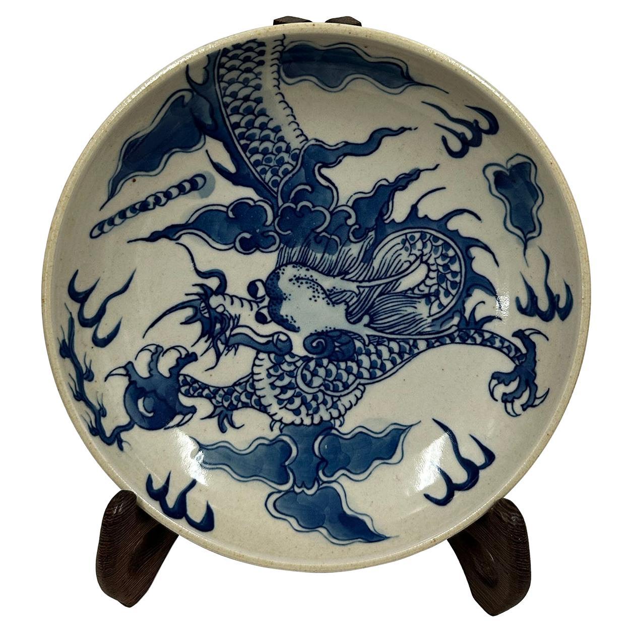 Assiette chinoise vintage en porcelaine bleue et blanche représentant un dragon