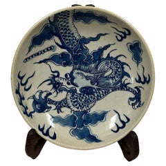 Assiette chinoise vintage en porcelaine bleue et blanche représentant un dragon