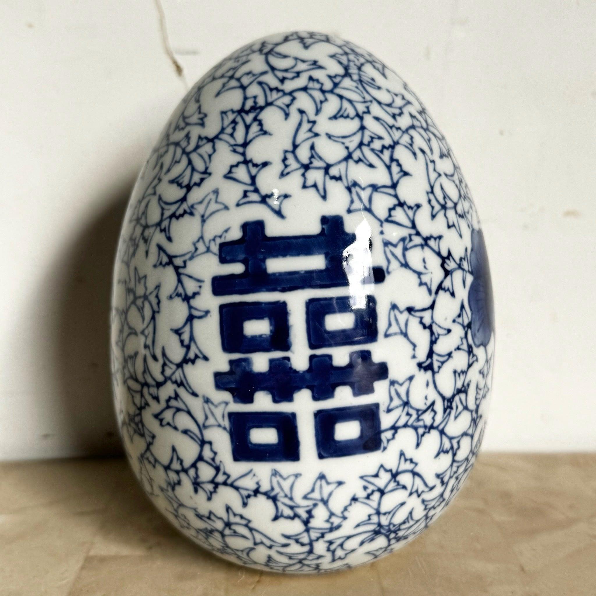 Uovo cinese d'epoca in porcellana bianca e blu, con doppio personaggio della felicità e lavorazione a vite, simbolo intramontabile di gioia e prosperità.
 
 Vendiamo gli articoli così come sono stati acquistati, senza alcun restauro o riparazione. I