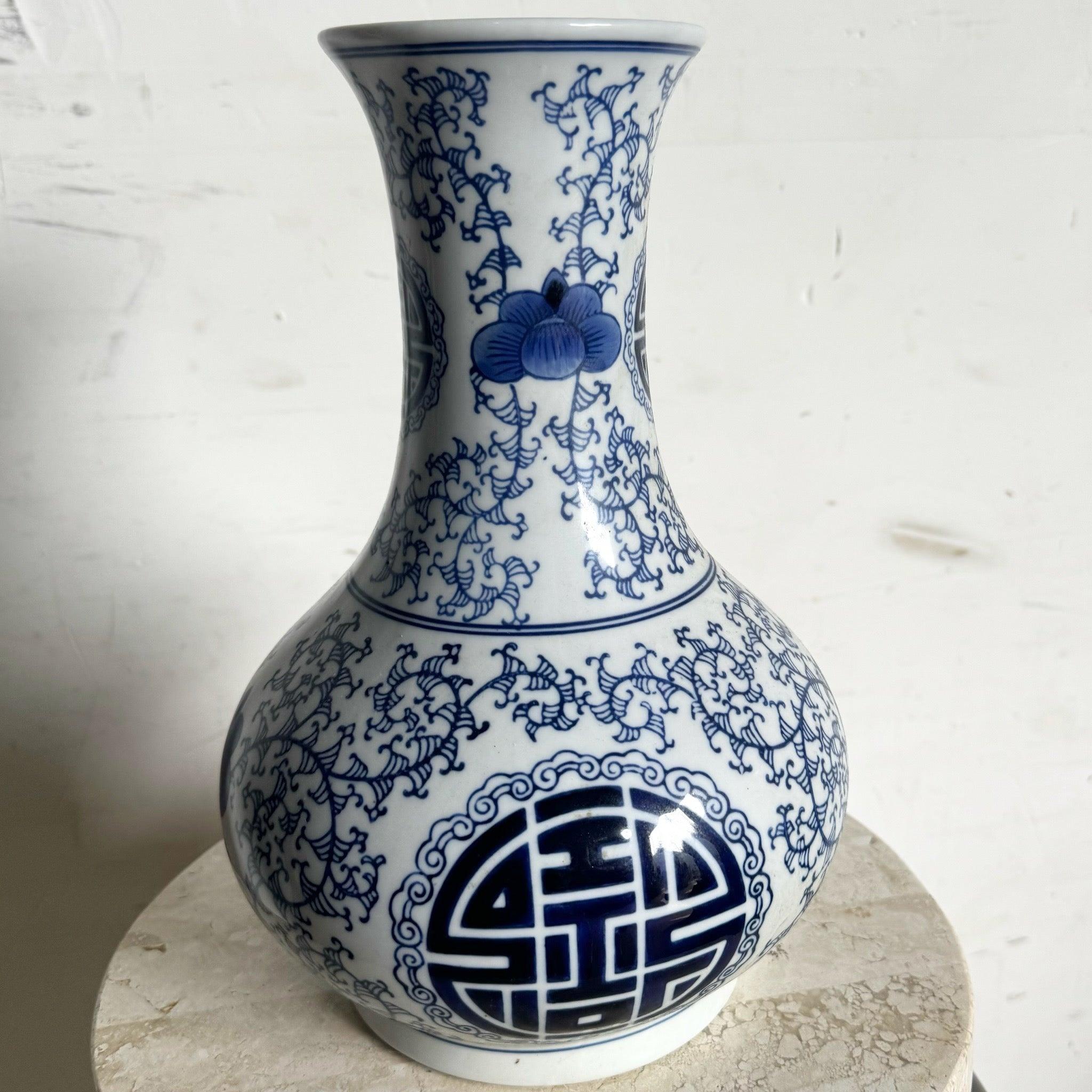 Eleva il tuo spazio con questo vaso cinese vintage in porcellana bianca e blu, caratterizzato da motivi senza tempo e da una lavorazione classica per un arredamento elegante.
 
 Vendiamo gli articoli così come sono stati acquistati, senza alcun