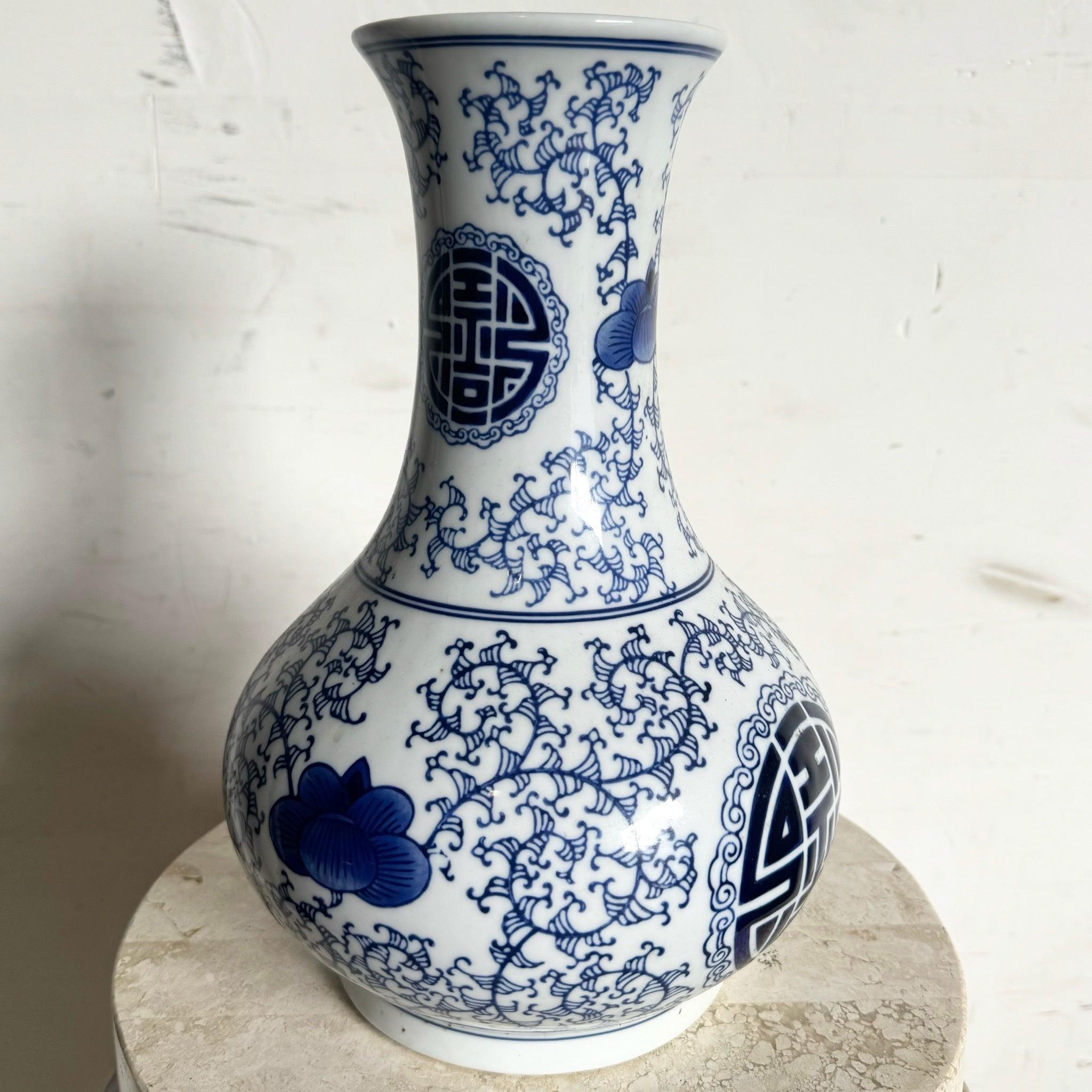 Fine XX secolo Vaso cinese d'epoca in porcellana bianca e blu in vendita