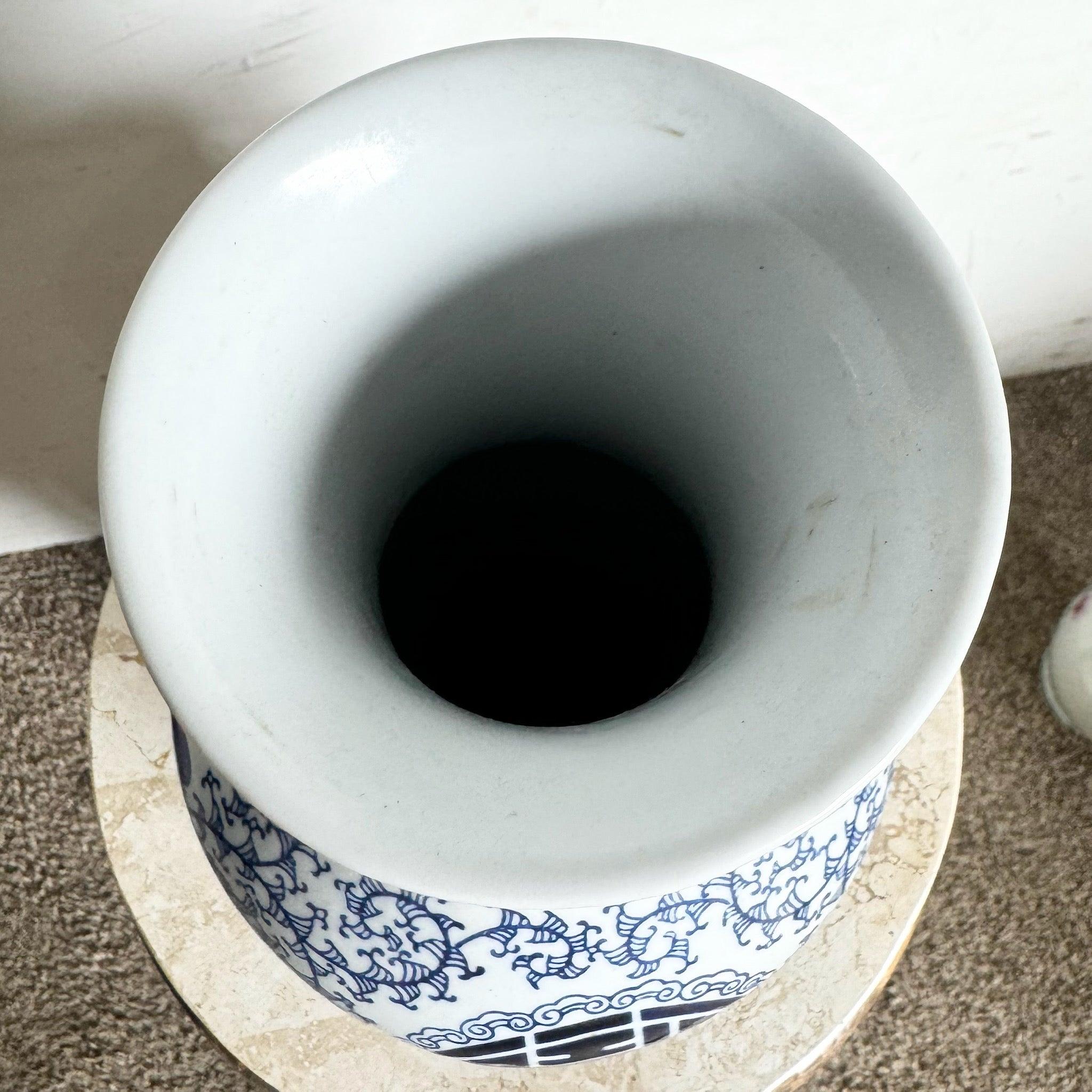 Porcellana Vaso cinese d'epoca in porcellana bianca e blu in vendita