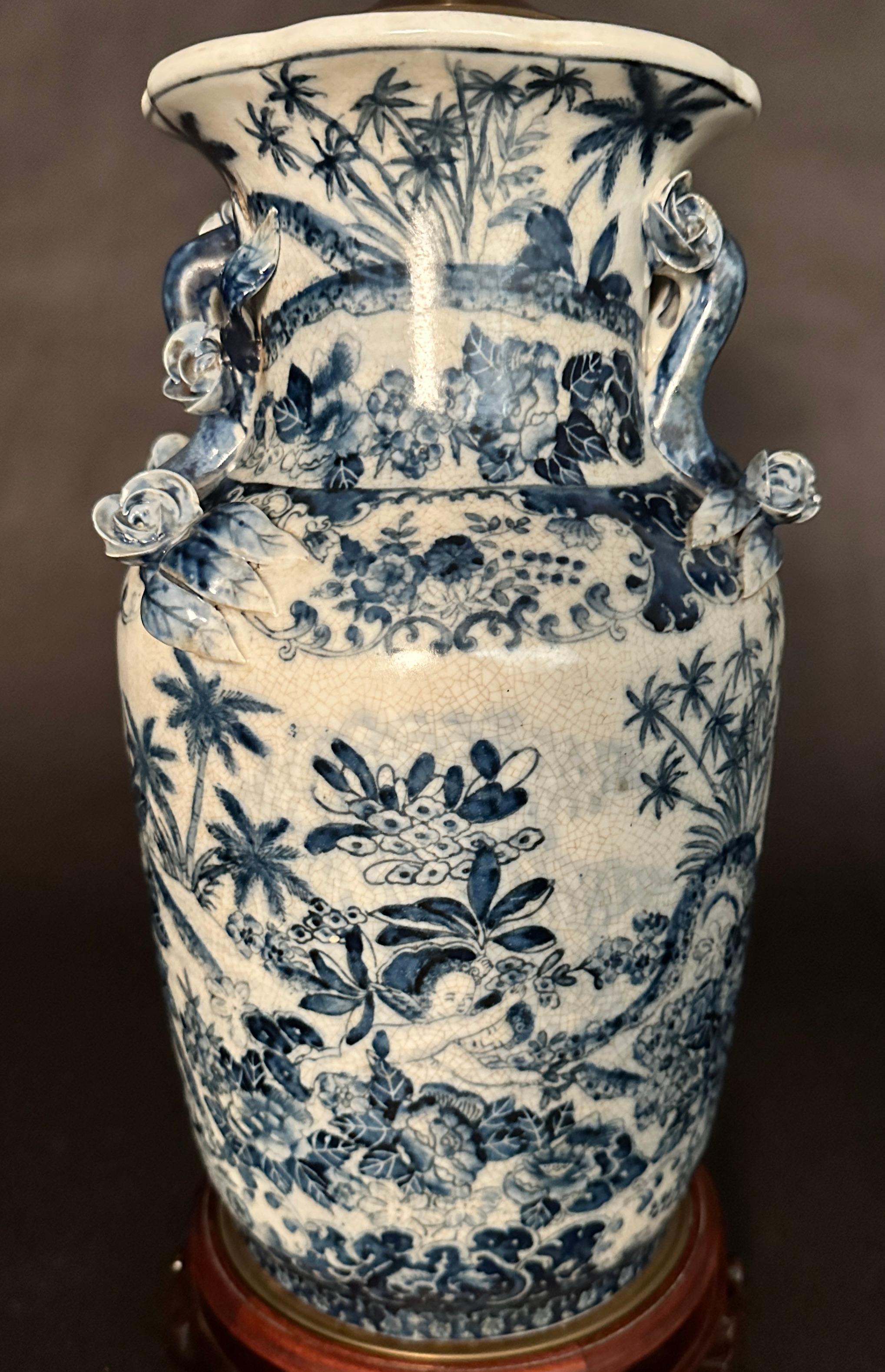 Jarrón vintage de porcelana azul y blanca bellamente decorado y convertido en lámpara. Con follaje variado y asas aplicadas en forma de rosas y vid. Acabado esmaltado craquelado y montado sobre una base de palisandro tallado.
21