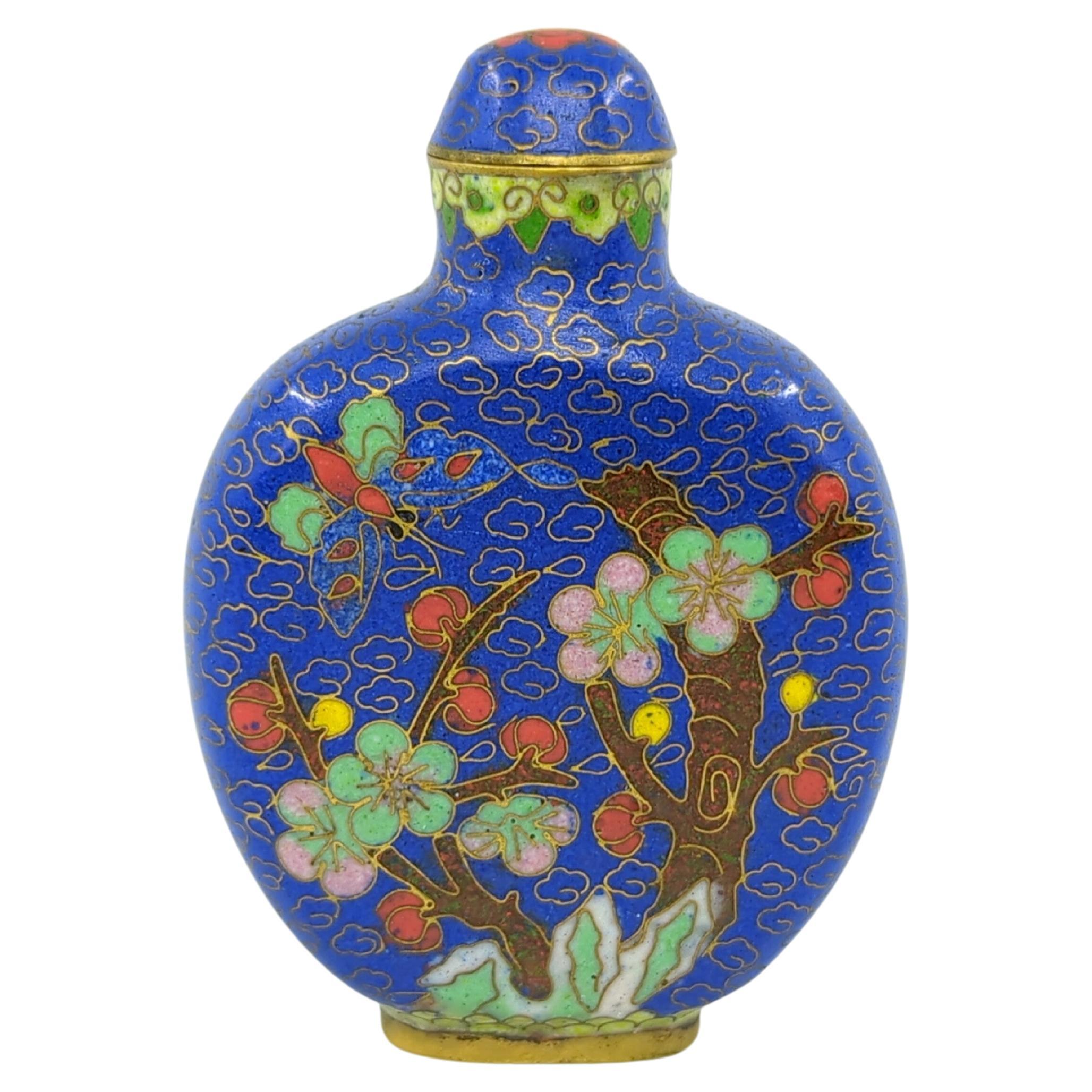 Chinesische blaue Cloisonné-Schnupftabakflasche aus Cloisonné, mehrfarbig, Schmetterling und Blüten, 20c