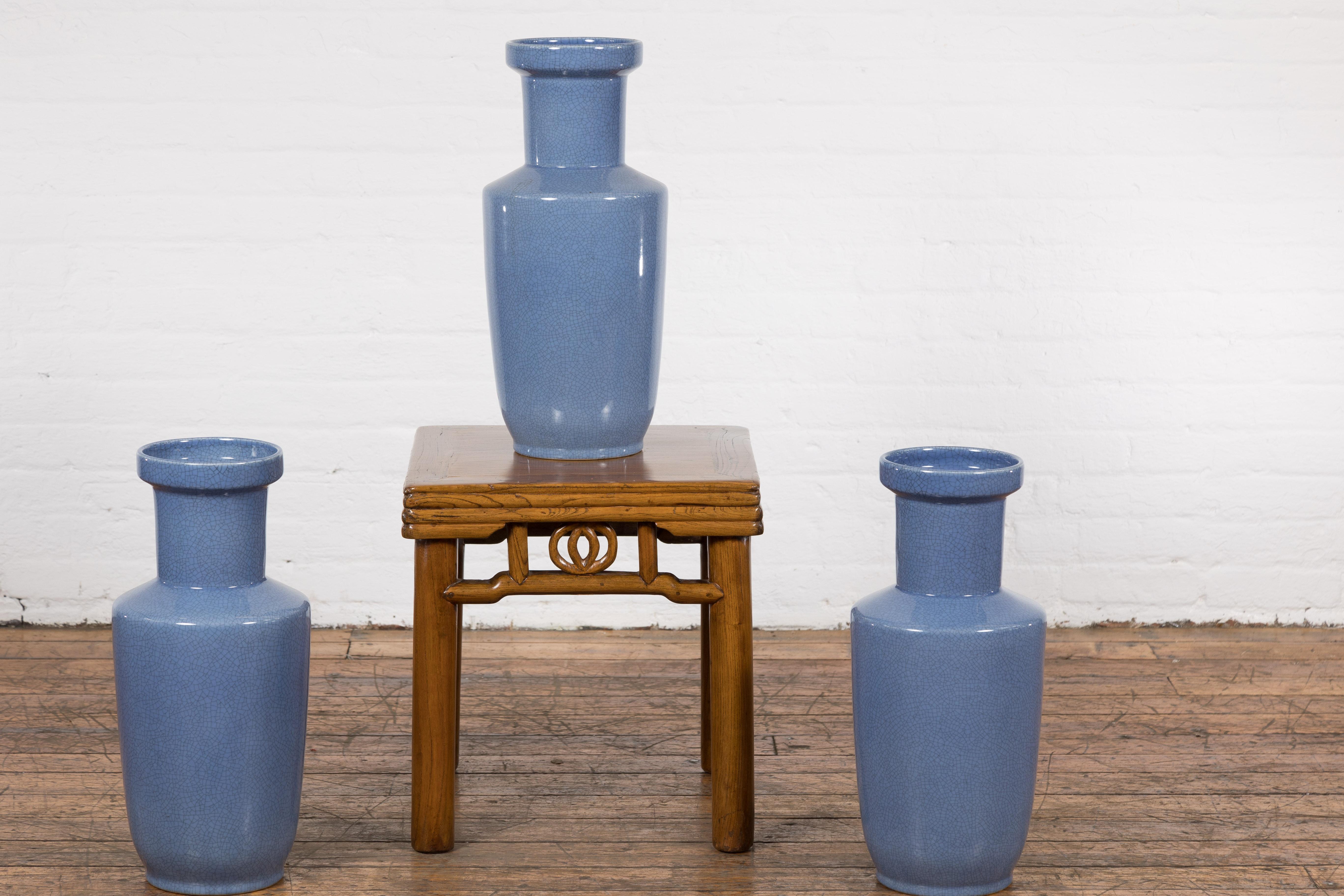 Chinesische Vintage-Vase mit Craquelé-Blau im Zustand „Gut“ im Angebot in Yonkers, NY