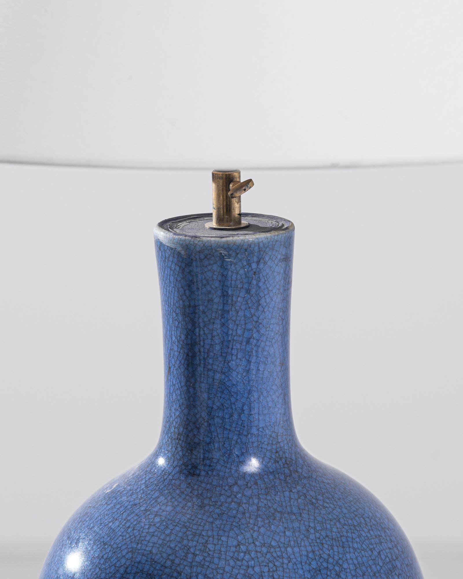 Lampe de bureau chinoise vintage en céramique bleue craquelée avec vase Bon état - En vente à High Point, NC