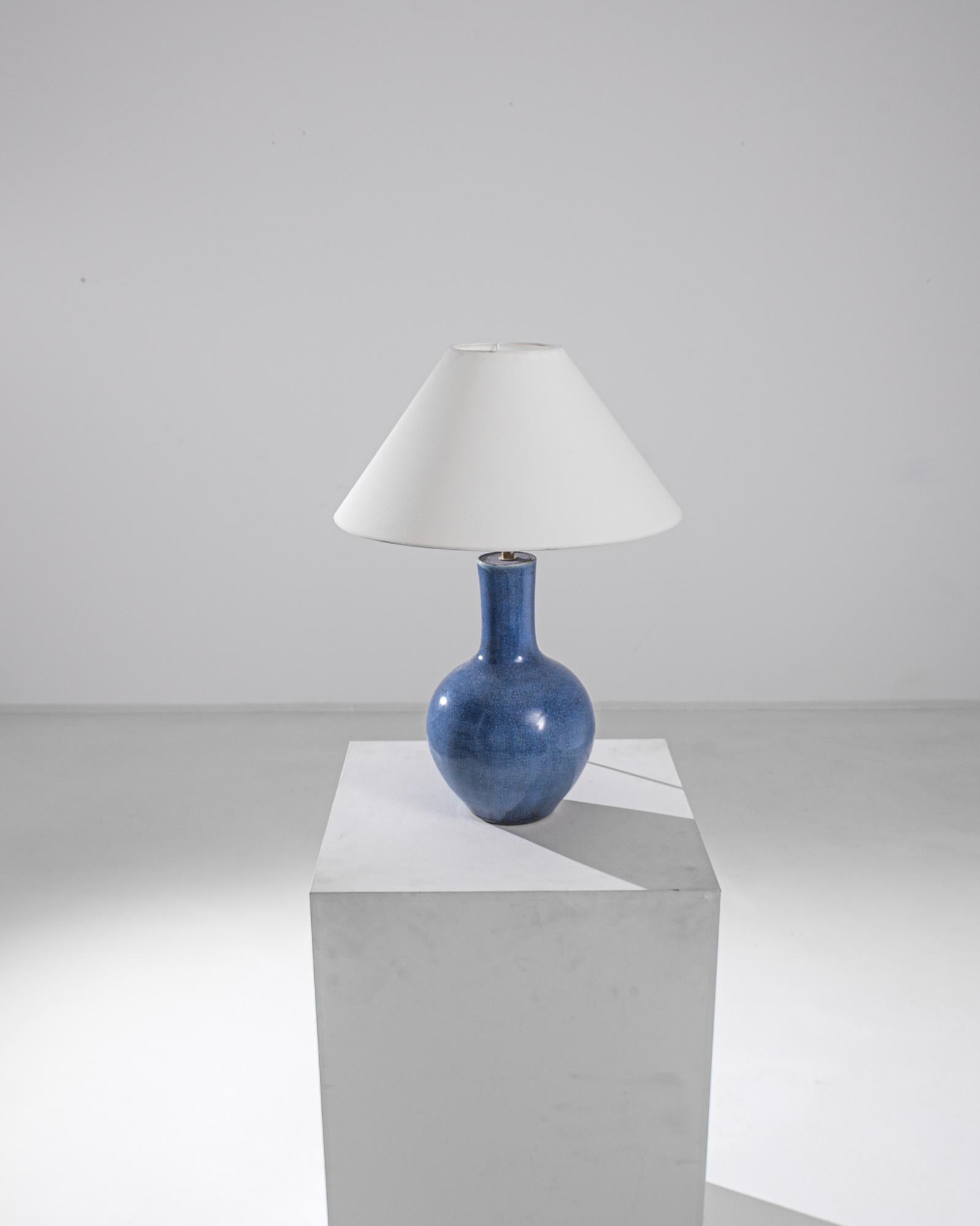 XXIe siècle et contemporain Lampe de bureau chinoise vintage en céramique bleue craquelée avec vase en vente