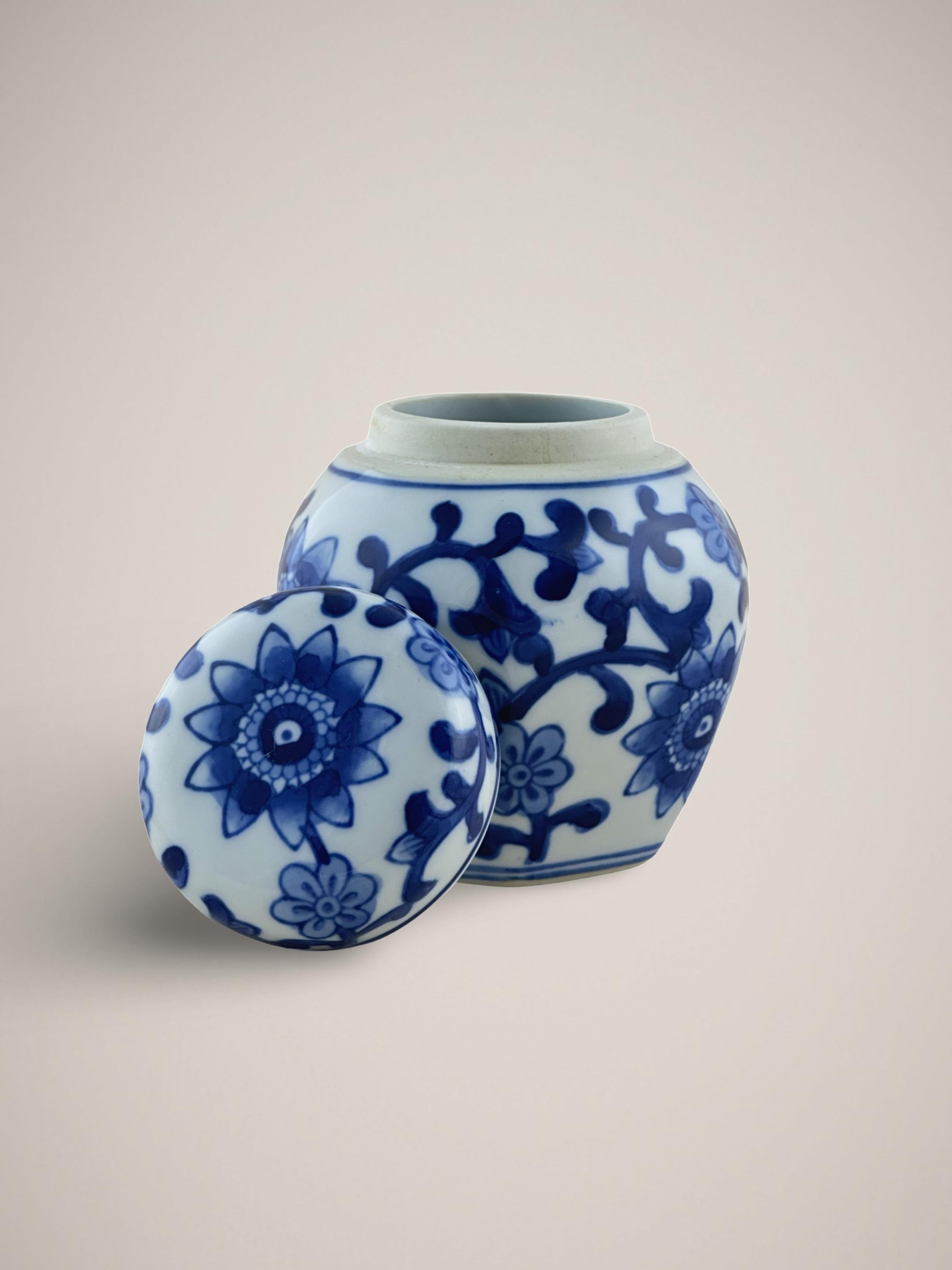 Jarra de Jengibre de Porcelana Subvidriada Azul y Blanca Estilo Ming Chino Glaseado en venta