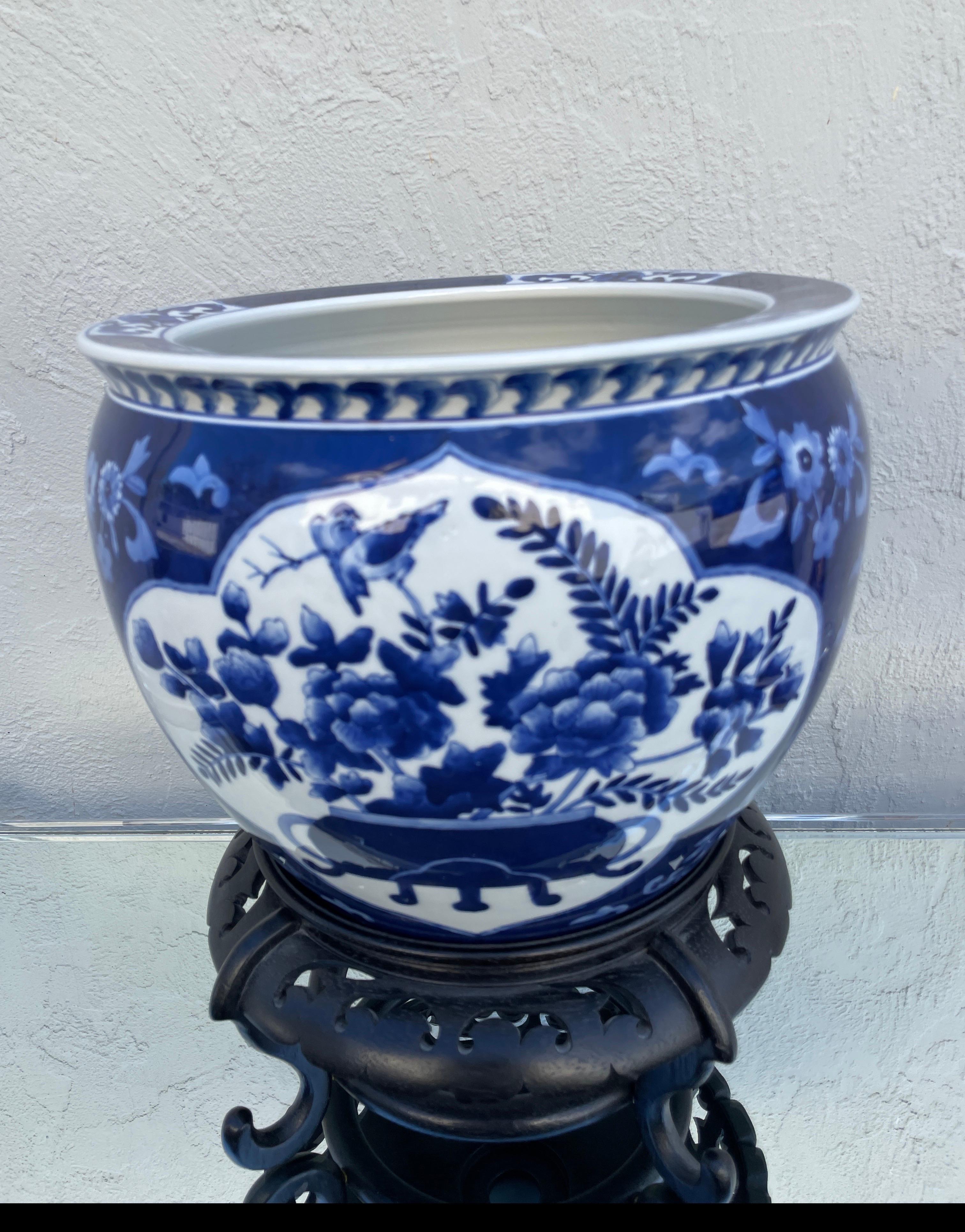 Vintage Chinese blau und weiß Cache Topf auf Ständer. Pflanzgefäß misst 12