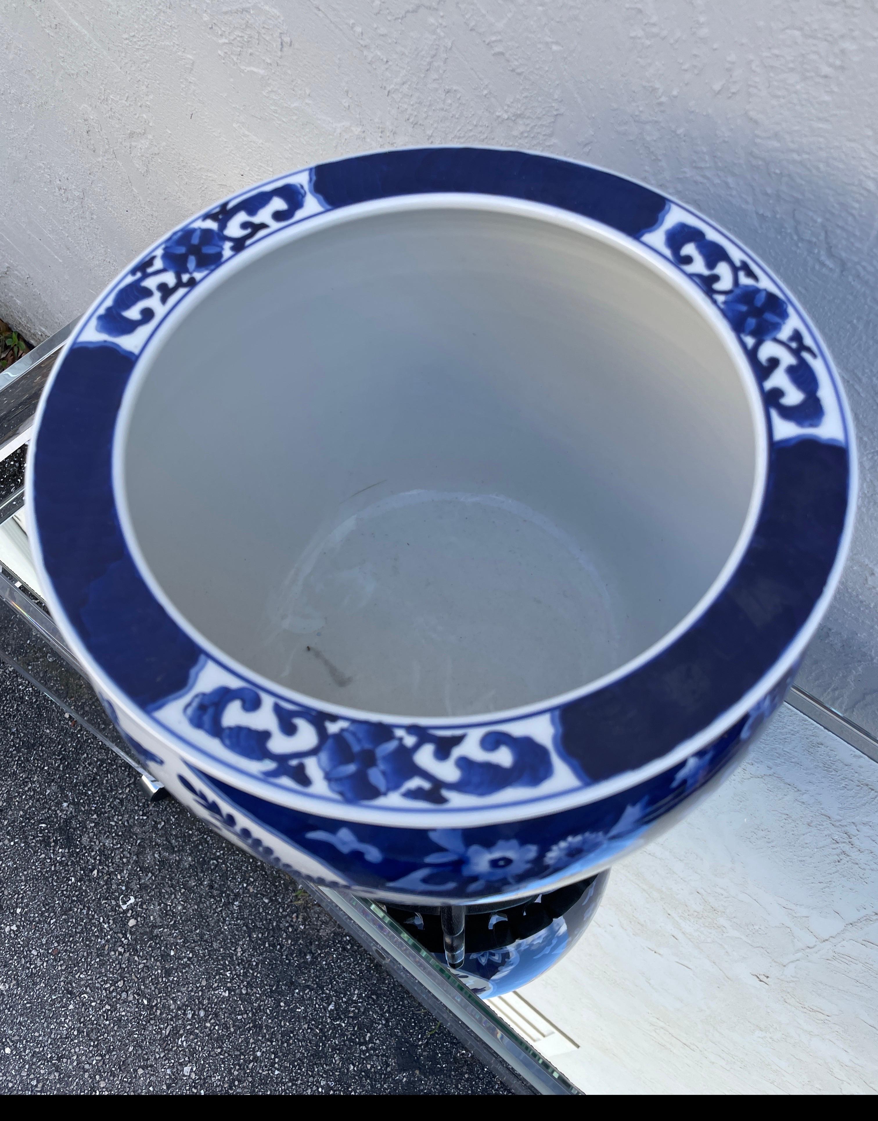 Vintage Chinese Blau & Weiß Cache Topf auf Stand im Zustand „Gut“ im Angebot in West Palm Beach, FL