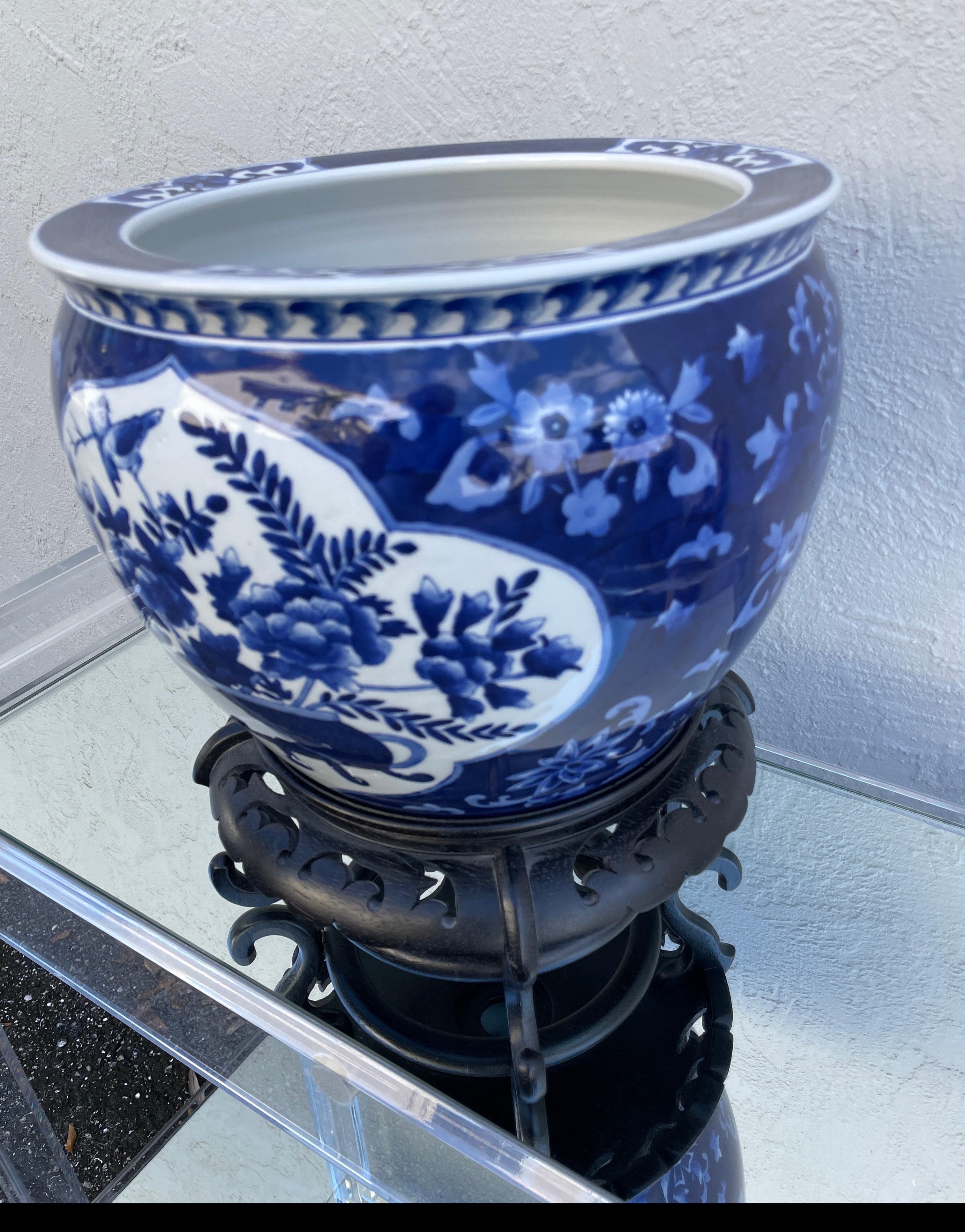 Vintage Chinese Blau & Weiß Cache Topf auf Stand (20. Jahrhundert) im Angebot