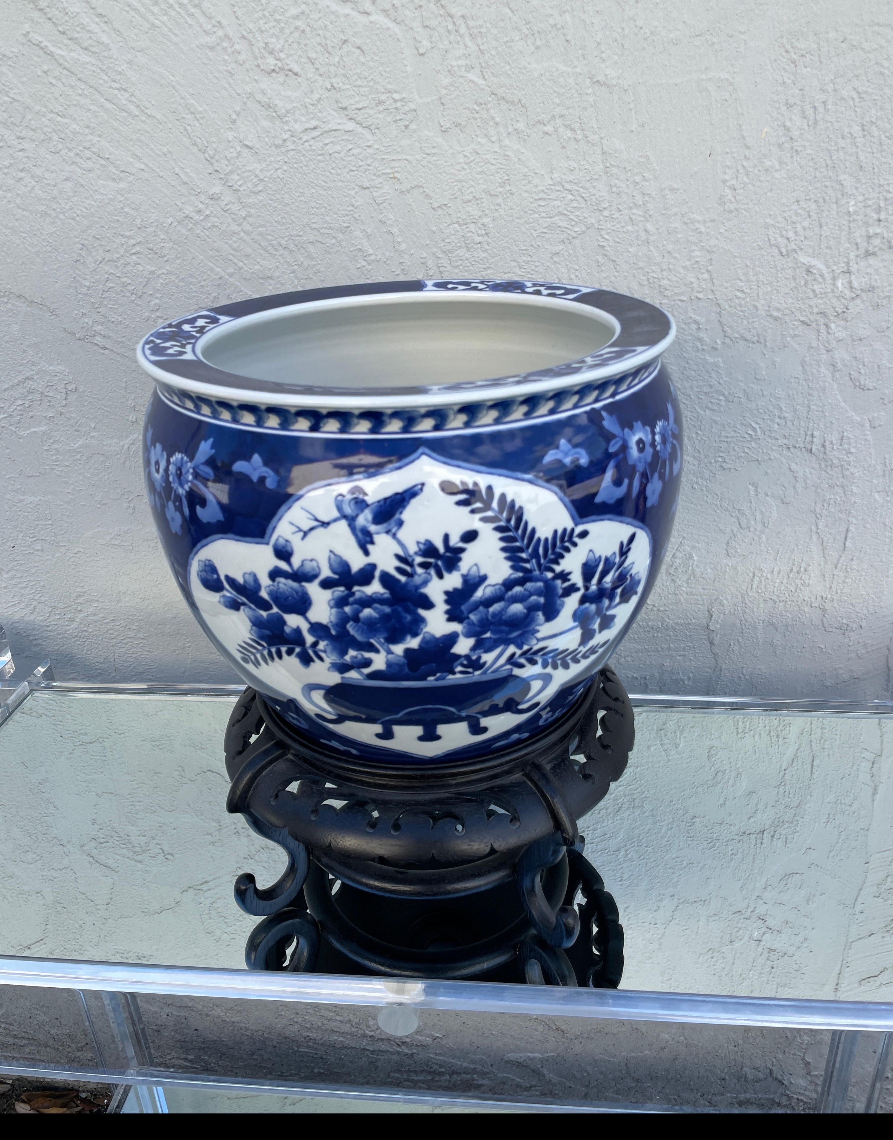 Vintage Chinese Blau & Weiß Cache Topf auf Stand im Angebot 1