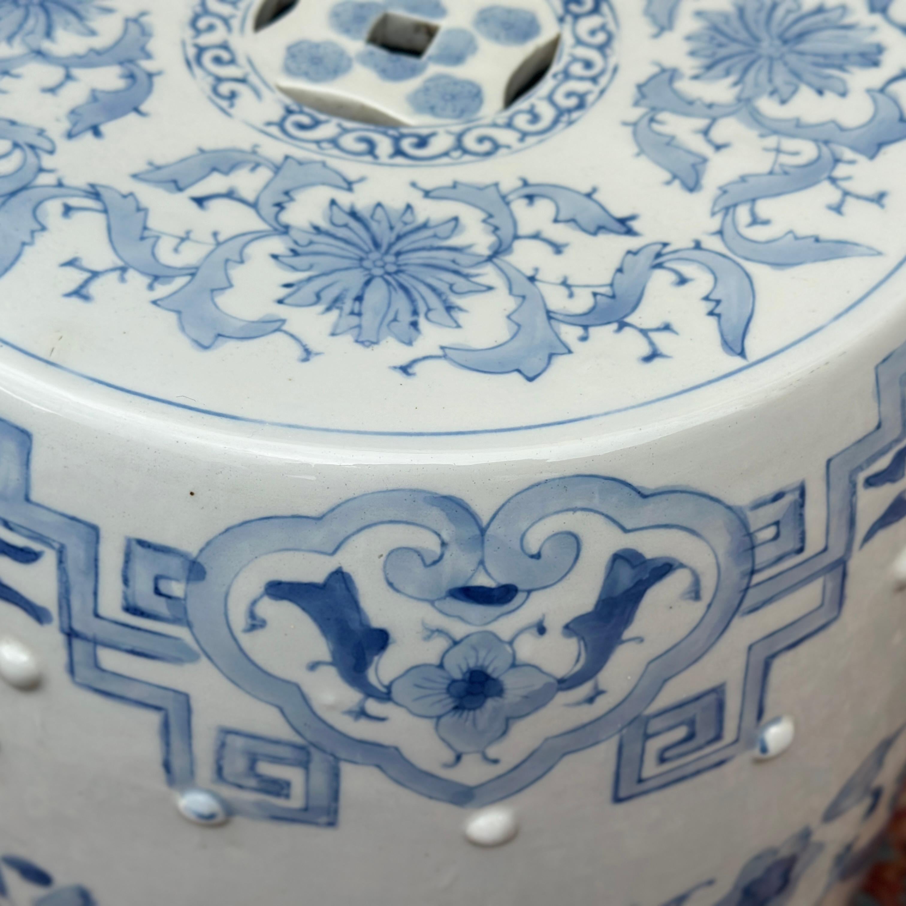 Vintage Chinese Blue & White Hand Painted Ceramic Garden Stool Drum Side Table For Sale 4