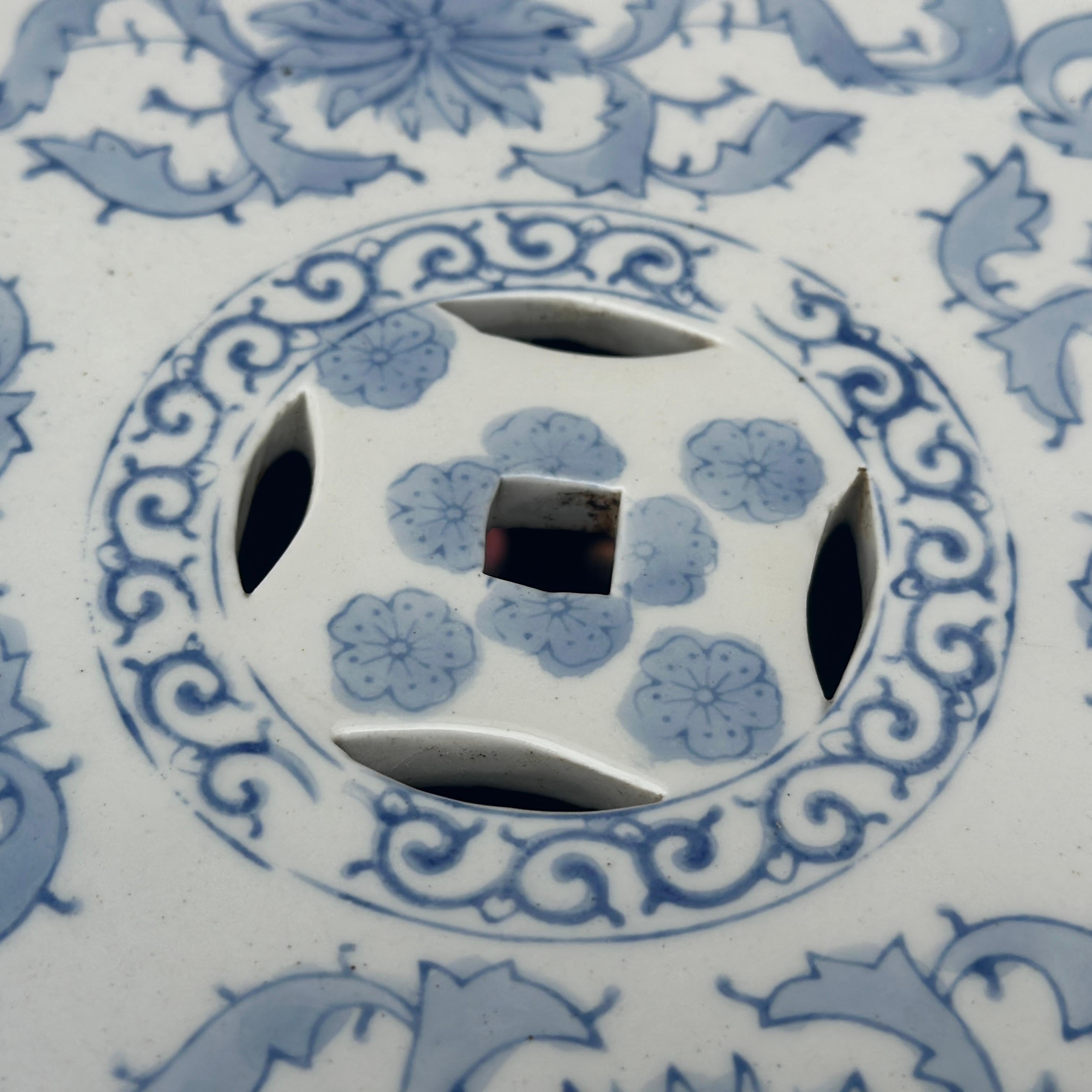 Vintage Chinese Blue & White Hand Painted Ceramic Garden Stool Drum Side Table For Sale 5