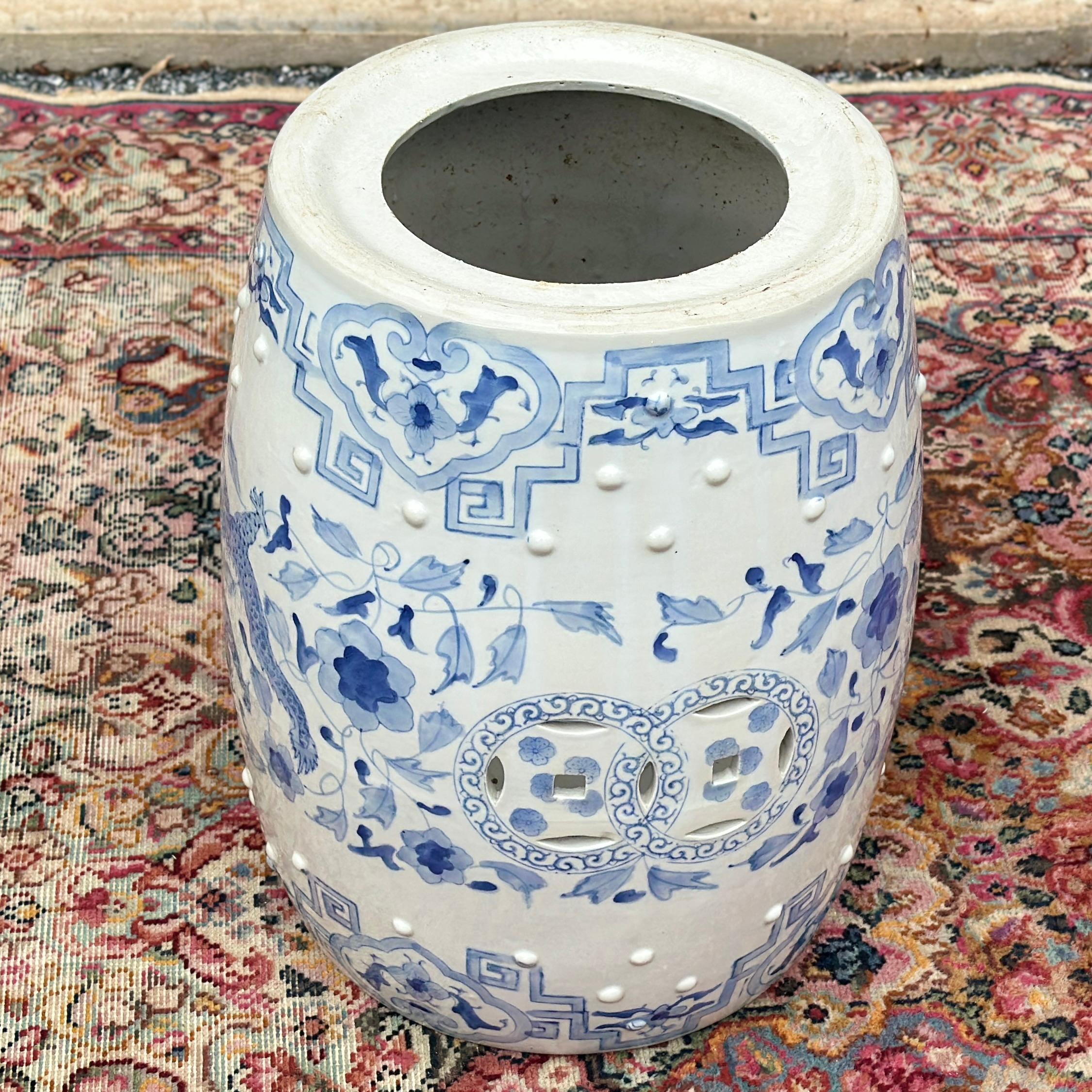 Vintage Chinese Blue & White Hand Painted Ceramic Garden Stool Drum Side Table For Sale 7