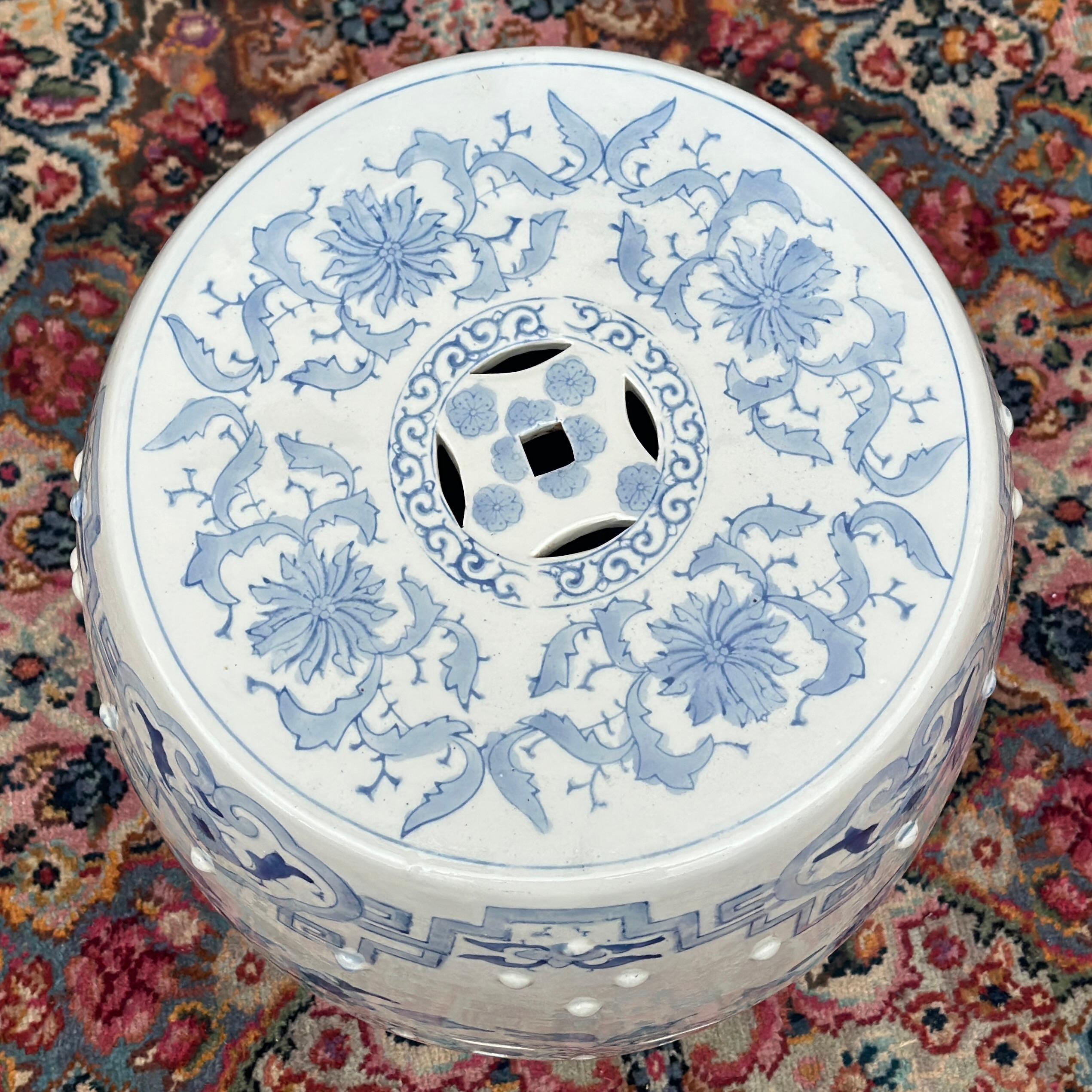 Hand-Painted Vintage Chinese Blue & White Hand Painted Ceramic Garden Stool Drum Side Table For Sale
