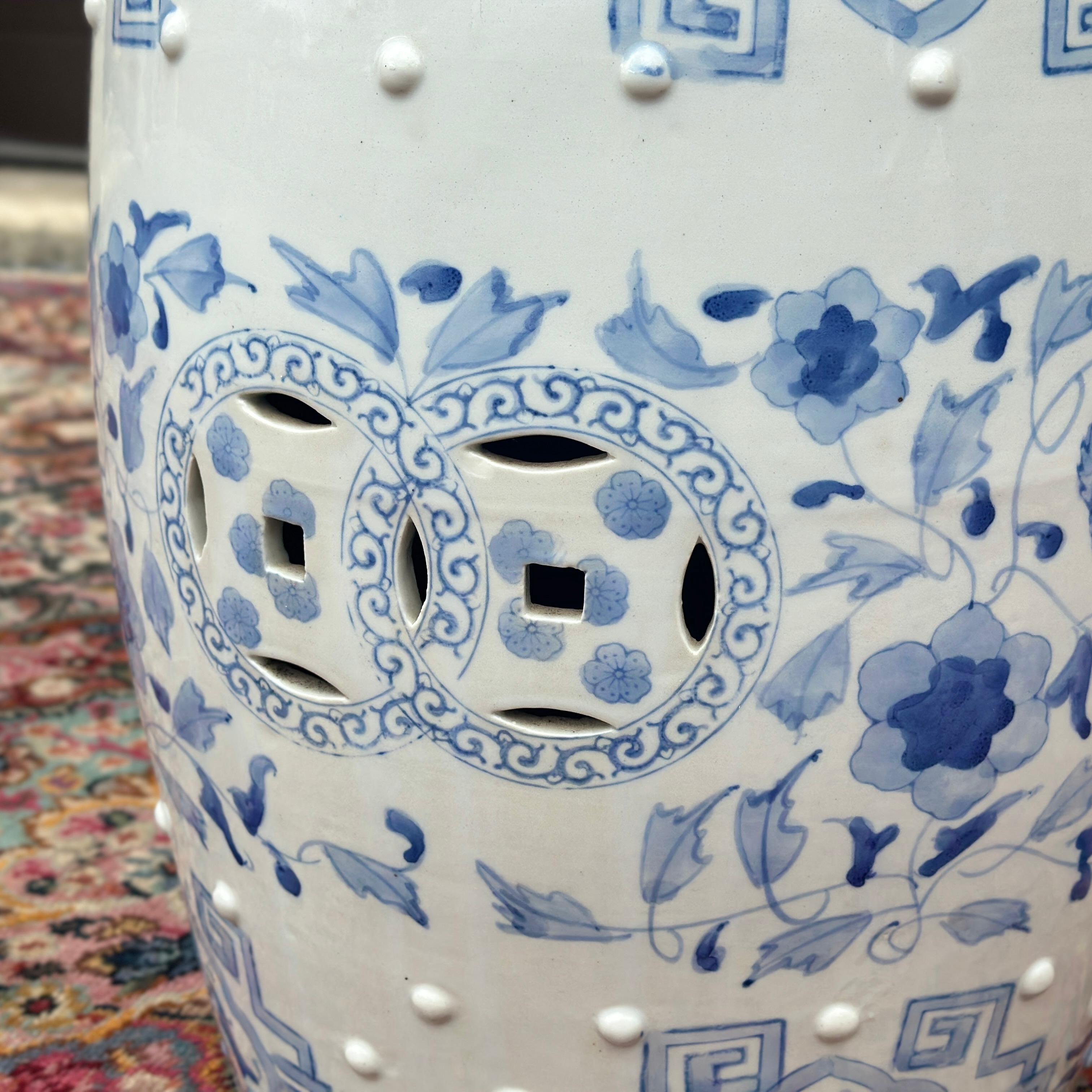 Vintage Chinese Blue & White Hand Painted Ceramic Garden Stool Drum Side Table For Sale 2