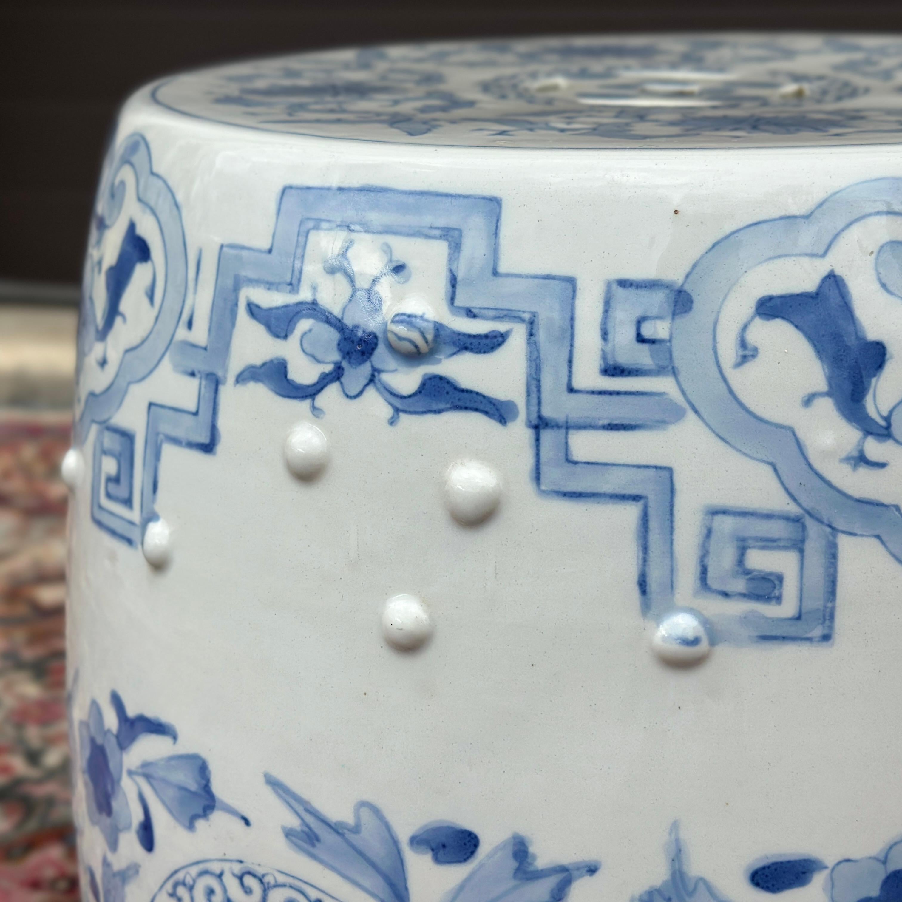 Vintage Chinese Blue & White Hand Painted Ceramic Garden Stool Drum Side Table For Sale 3