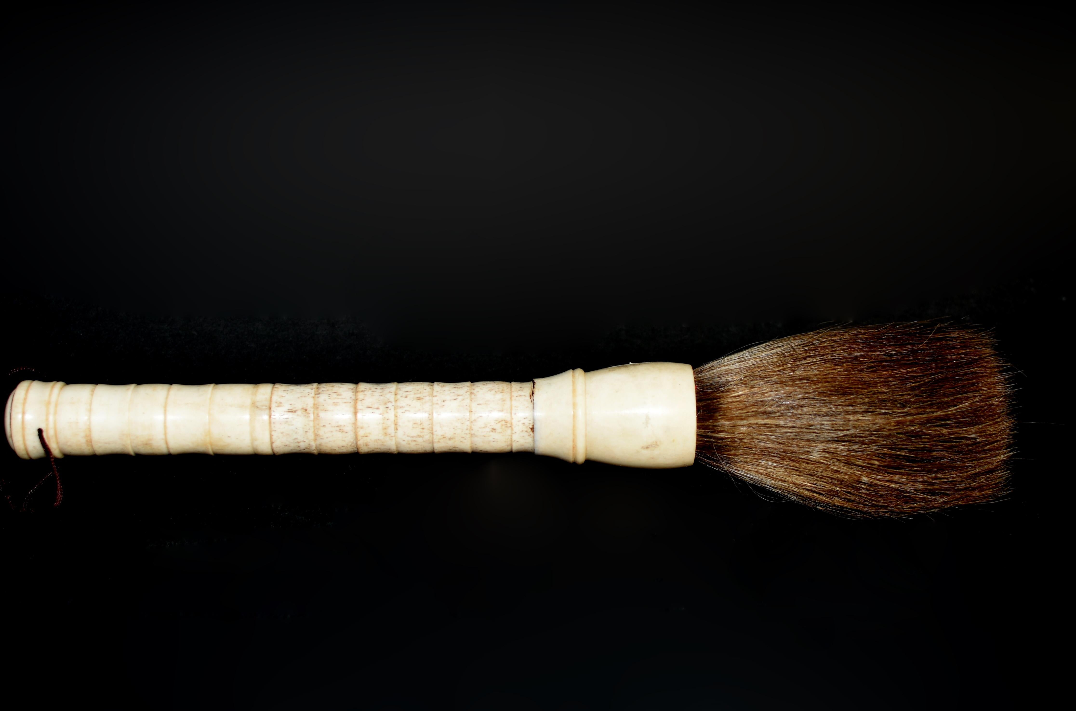 Un beau pinceau de calligraphie chinois avec un manche en os fait à la main. Cette brosse date du 20e siècle mais n'a pas été utilisée. Il est parfait pour faire de l'art, de la calligraphie ou comme élément de design. Virole en os et crin de cheval.