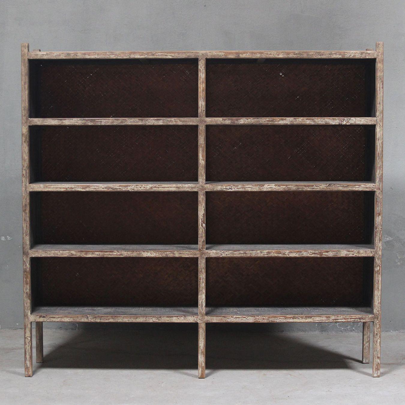 Minimaliste dans sa forme mais riche en caractère, cette bibliothèque chinoise vintage est fabriquée en pin avec un dos en bambou et finie avec une patine naturellement vieillie. Ses lignes épurées et ses 8 compartiments ouverts le rendent à la fois