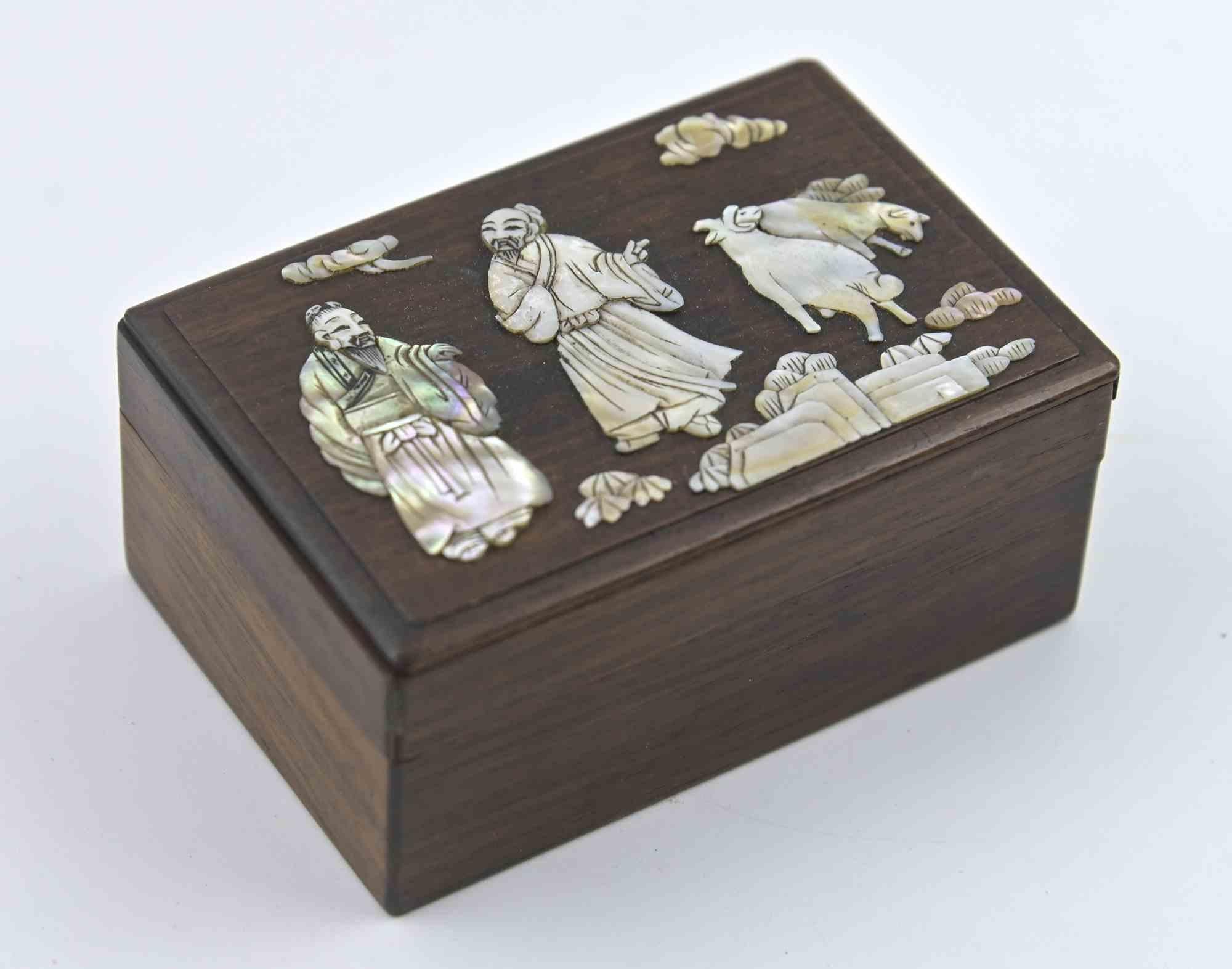 Boîte chinoise vintage en bois et nacre, Chine milieu du 20ème siècle.

5x12x8 cm.

Bonnes conditions.