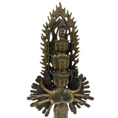 Antike chinesische Bronzeskulptur des elfköpfigen Avalokiteshvara (Kwan-yin)