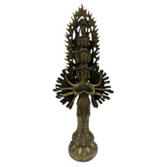 Antike chinesische Bronzeskulptur des elfköpfigen Avalokiteshvara (Kwan-yin)