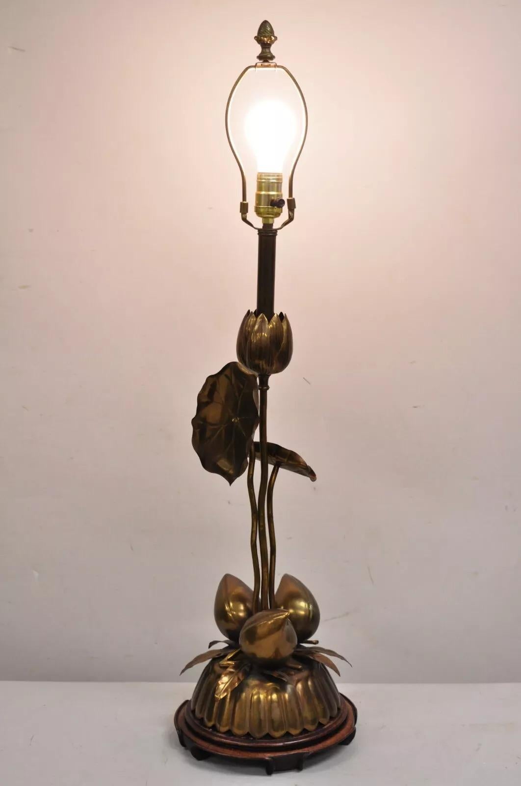 Lampe de table chinoise vintage en bronze avec fruits et feuilles de vigne de lotus. Circa Mid 20th Century. Dimensions : 36,5