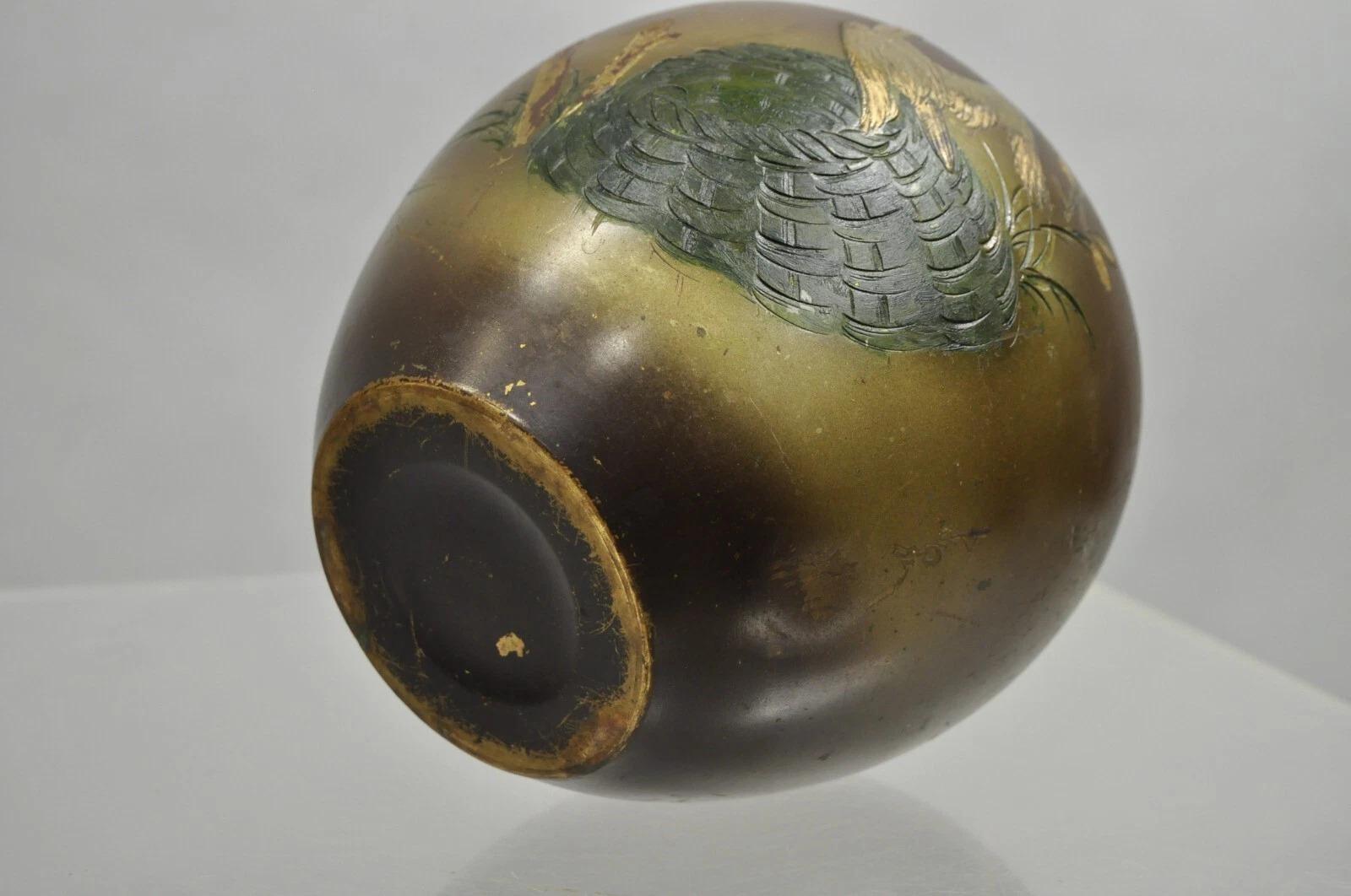 Vaso di bronzo cinese d'epoca, dipinto a mano, con uccello, gru e boccioli di bulbo orientali in vendita 3