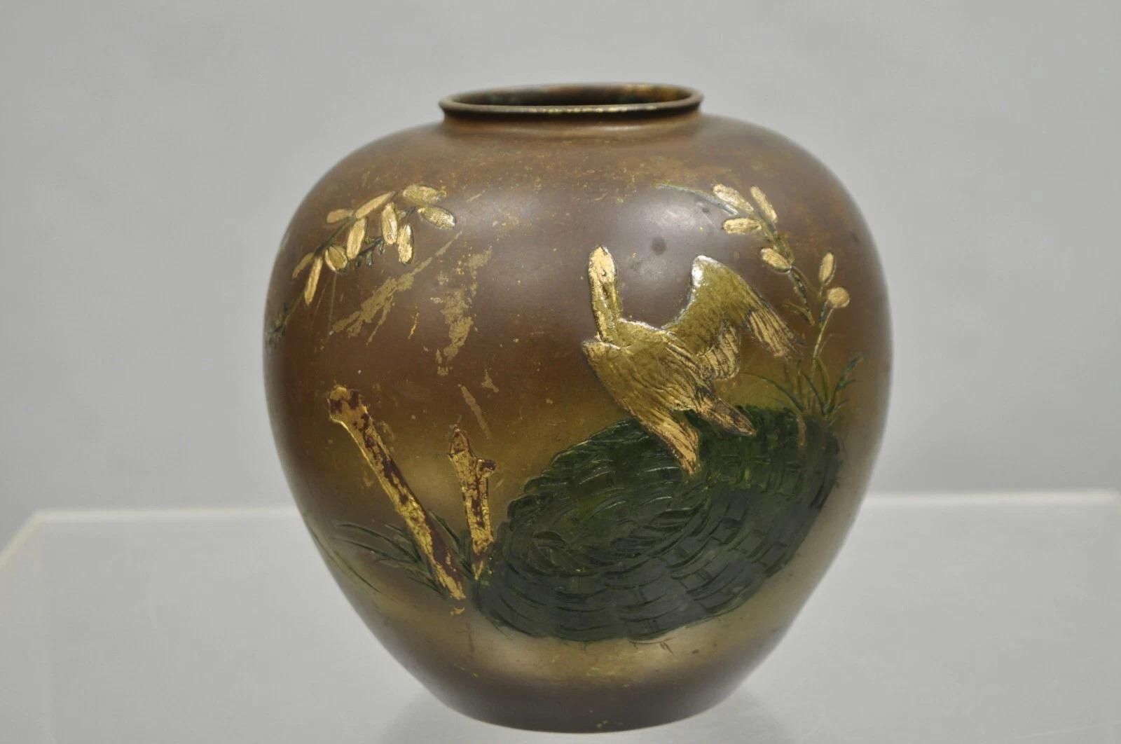 Vaso di bronzo cinese d'epoca, dipinto a mano, con uccello, gru e boccioli di bulbo orientali in vendita 4