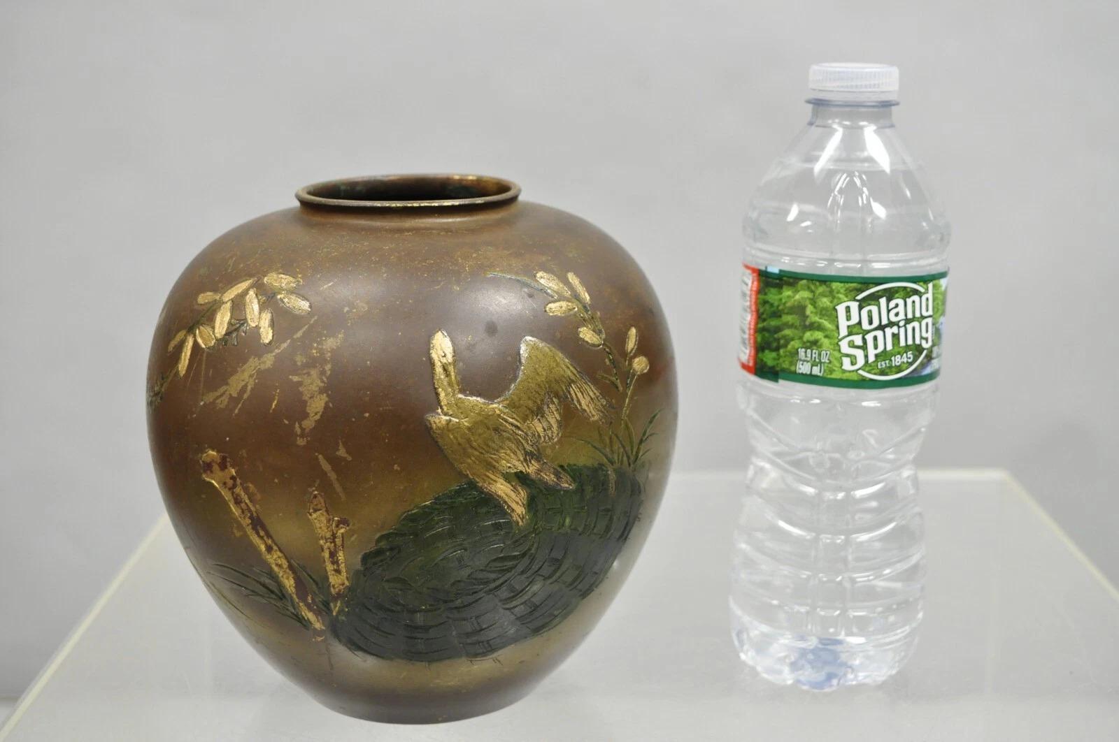 Vaso di bronzo cinese d'epoca dipinto a mano con uccelli e gru. Circa metà del XX secolo. Misure: 6,5