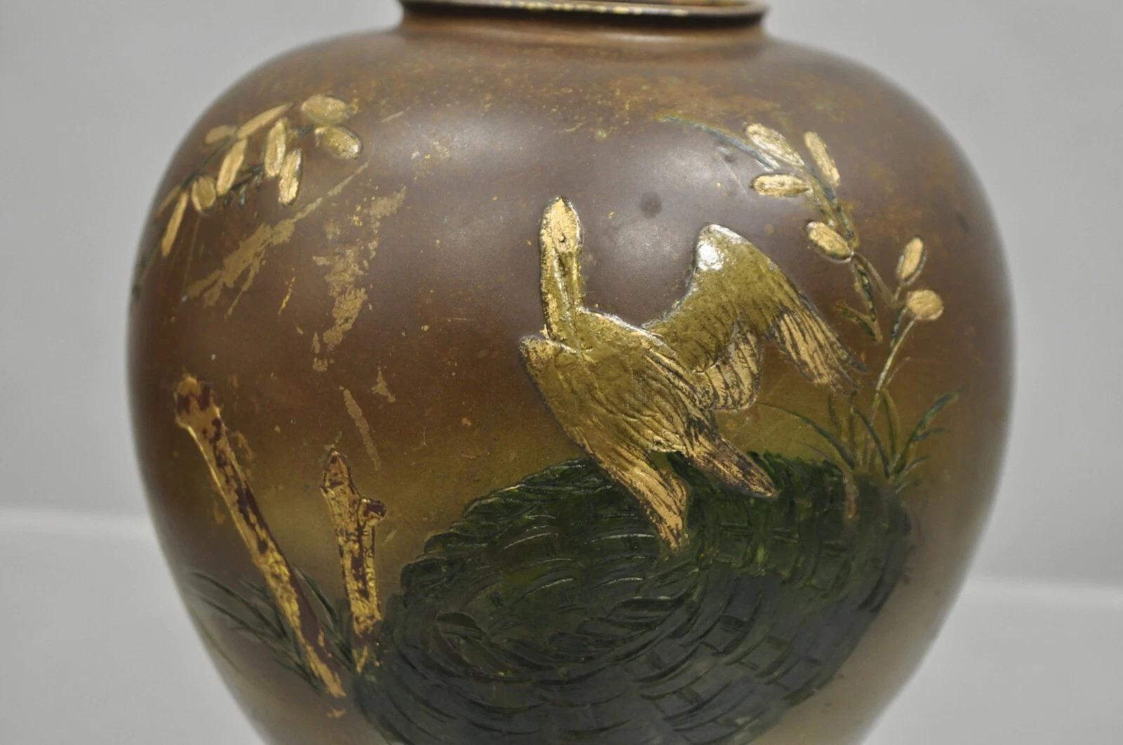 Cineserie Vaso di bronzo cinese d'epoca, dipinto a mano, con uccello, gru e boccioli di bulbo orientali in vendita