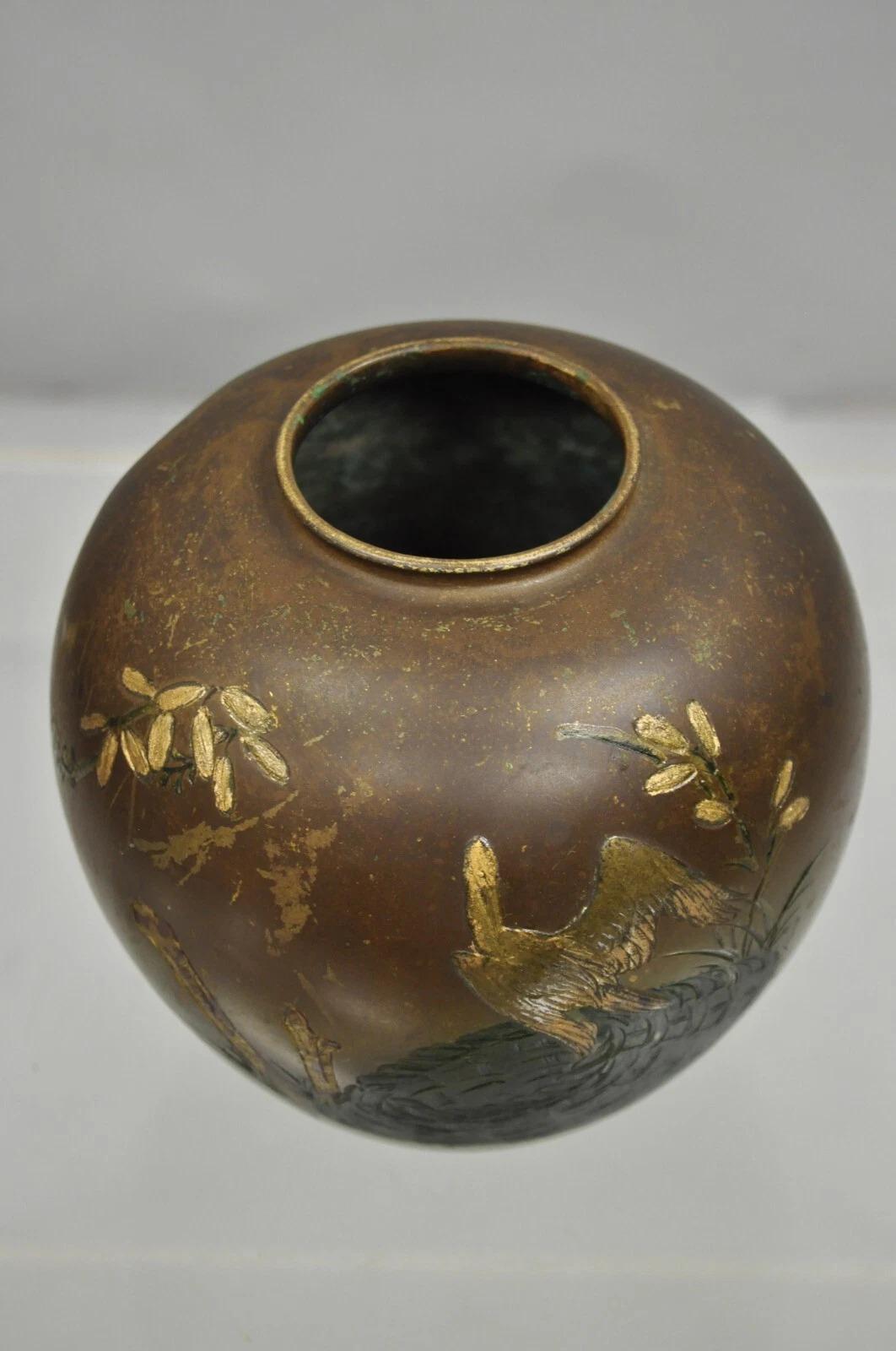 Sconosciuto Vaso di bronzo cinese d'epoca, dipinto a mano, con uccello, gru e boccioli di bulbo orientali in vendita