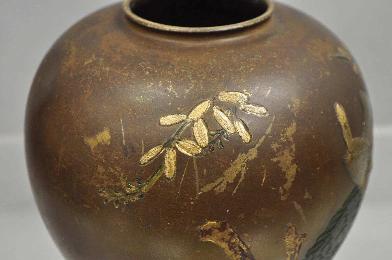 Vaso di bronzo cinese d'epoca, dipinto a mano, con uccello, gru e boccioli di bulbo orientali In condizioni buone in vendita a Philadelphia, PA
