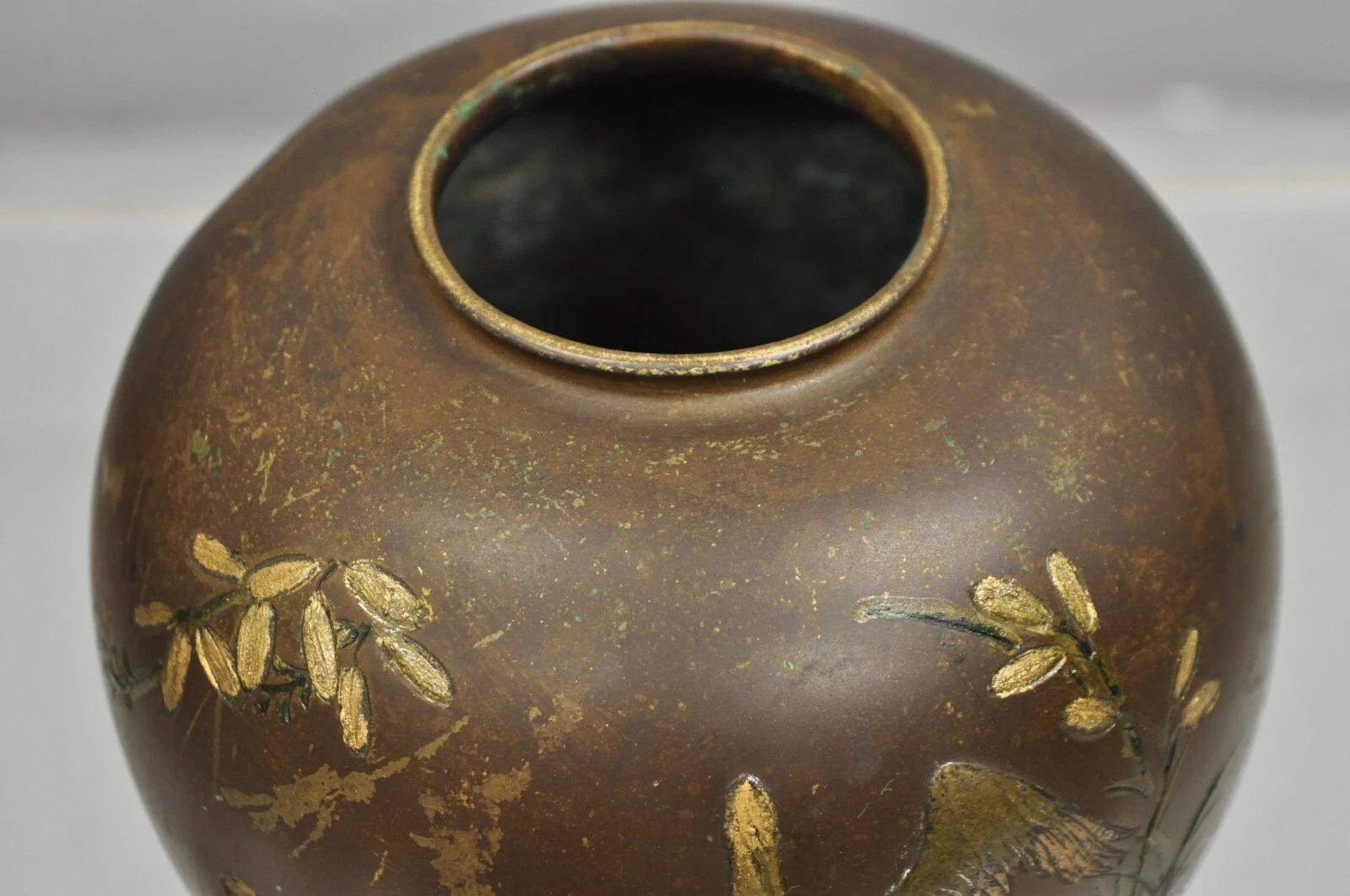 XX secolo Vaso di bronzo cinese d'epoca, dipinto a mano, con uccello, gru e boccioli di bulbo orientali in vendita